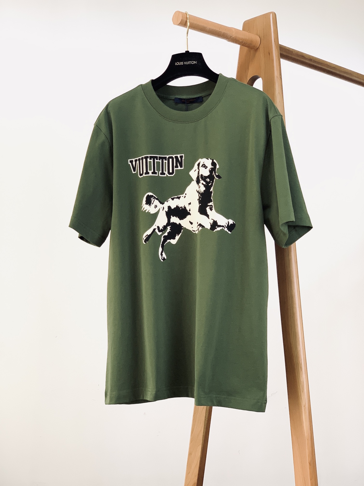 NO:439026,Louis Vuitton 2025SS Spring and Summer New Product, the front 'Running Pet Dog' print, the contrasting black and white colors are super artistic, the mottled texture of the dog's hair is clearly visible, as vivid as hand-painted illustrations. The classic LV letter arch print on the back, the font edge is made of white edge strokes, retro and recognizable, and the turn of the look on the street is locked!  Heavy pure cotton fabric, it is a heavy and solid feeling when you start with it, but it is breathable and not stuffy. The clothes are drape, and any combination is 'lazy and noble'. After washing it a few times, it will not deform or pill, and the texture is online ………………………………………………………………………………………………………………………………………………………………………………………………………………………………………………………………………………………………………………………………………………………………………………………………………………………………………………………………………………………………………………19860909LouisVuitton 路易威登 2025SS春夏新品 正面「奔跑宠物狗」印花,黑白撞色超有艺术感,狗狗毛发的斑驳纹理都清晰可见,像手绘插画般生动 背面经典LV字母拱印,字体边缘做了白边描线,复古又辨识度拉满,走在街上回头率锁死！ 重磅纯棉面料,上手是沉甸甸的扎实感,却又透气不闷～衣服垂坠感绝了,随便一搭都是“慵懒贵气”,洗过几次也不变形、不起球,质感在线 …………………………………………………… SizeS-XL,,louis vuitton,louis vuitton,louis vuitton,alexander wang,Men's clothing