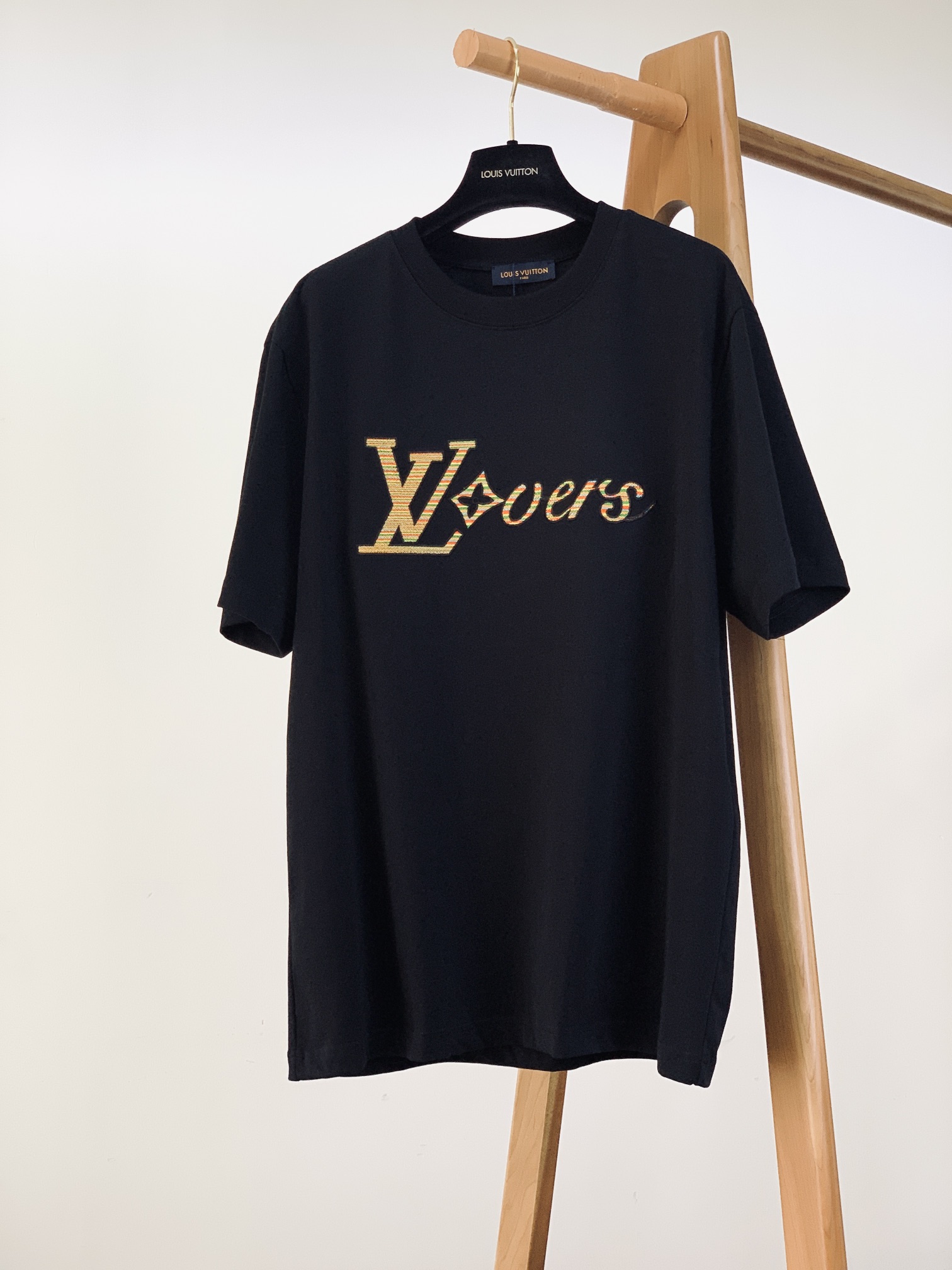 NO:439009,Louis Vuitton 2025SS Spring and Summer New Product Embroidery Limited T. Selected high-stack pure cotton to create, with excellent comfort on the upper body. Classic LV letters + Monogram elements are presented with rainbow gradient woven pattern embroidery. Different angles will reflect the luster, like wearing the 'Walking Art Exhibition' on the body. The edges of the embroidery are made of three-dimensional locks, which are full of exquisiteness, and show the brand tone when touching. When you go out, you will be 'quality certification'. …………………………………………………………………………………………………………………………………………………………………………………………………………………………………………………………………………………………………………………………………………………………………………………………………………………………………………………………………………………………………………………………………………………………………………………………………………………………………………………………………………………………………………………………………………………………………………………………………………………………………………………………………………………………………………………………………………………………………………………………………………………………19860909LouisVuitton 路易威登 2025SS春夏新品 刺绣限定T.甄选高支纯棉打造,上身舒适度极佳.经典LV字母+Monogram 元素,用彩虹渐变编织纹刺绣呈现,不同角度看会折射光泽,像把“行走的艺术展”穿身上 刺绣边缘做了立体锁边,精致度拉满,摸起来彰显品牌调性,穿出门就是“品质认证”. …………………………………………………… SizeS-XL,,louis vuitton,louis vuitton,louis vuitton,alexander wang,Men's clothing