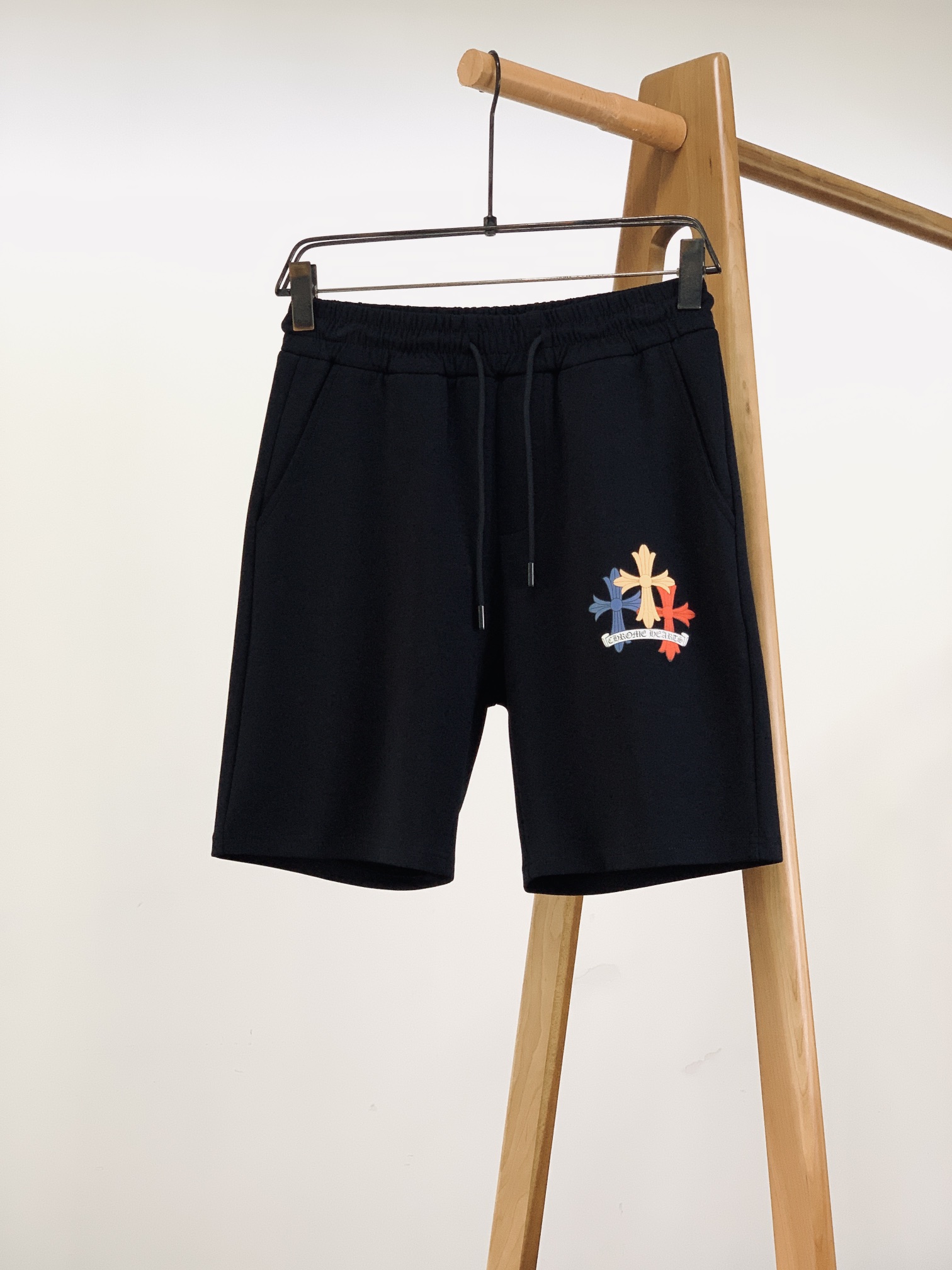 NO:438943,Chrome Hearts 2025SS Spring and Summer New High Street Casual Shorts, a super high-value design that you can fall in love with at first glance, and the comfortable wearing experience of cotton fabrics, moisture absorption and breathability, is very popular, giving people a dazzling feeling, the silhouette cut design, naturally slimming and covering the flesh, more high street feeling, full of sports and leisure brilliance, showing the strength and specifications of the brand, and the performance is also quite in place, perfectly in line with various styles of high street outfits, allowing you to stand out in the high street ………………………………………………………………………………………………………………………………………………………………………………………………………………………………………………………………………………………………………………………………………………………………………………………………………………………………………………………………………………………………………………………………………………………………………………………………………………………………………………………………………………………………………………………………………………………………………………………………………………………………………………………………………………………………………………………………………………………………………………………………………………19860909Chrome Hearts 克罗心 2025SS春夏新品 高街休闲短裤,一款只需要一眼就能爱上的超高颜值设计,全棉面料亲肤舒适、吸湿透气等舒适的穿着感受而备受青睐,给人一种夺目的感觉,廓形版型裁剪设计,自然而然的显瘦遮肉,更具高街感,充满着运动休闲的光彩感,尽显品牌的实力和规格,性能方面也是相当的到位,完美的符合高街穿搭的各种风格,让你在高街之中脱颖而出 …………………………………………………… SizeM-3XL,,chrome hearts,chrome hearts,shorts,alexander wang,Men's clothing