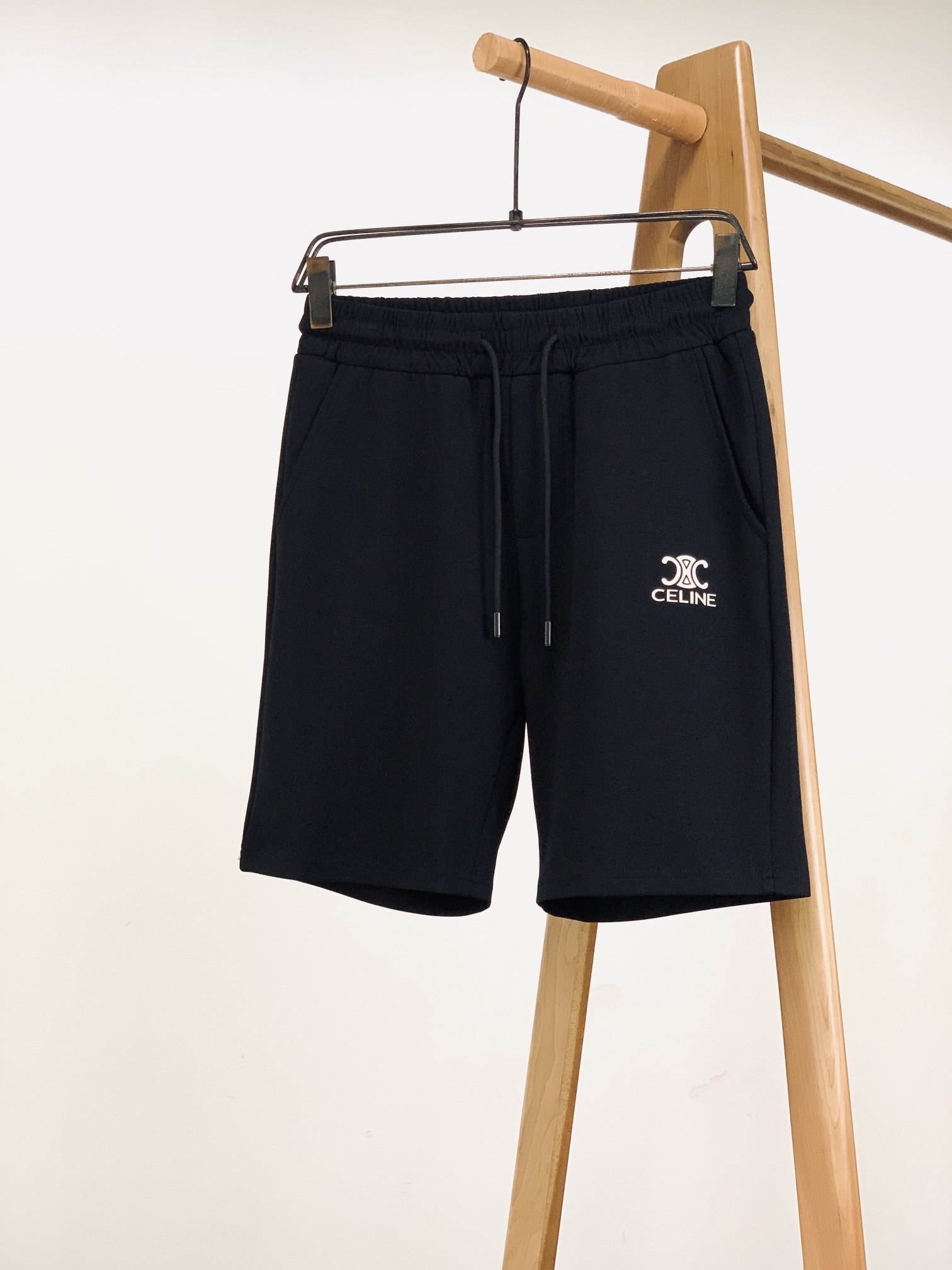 NO:438951,Celine 2025SS spring and summer new product drawstring casual shorts Fashion series, unique design, drawstring casual trousers Start ordering dyeing and spinning. A large domestic manufacturer exports to Japan and supplies fabrics from several top brands. It has a soft and glutinous feel, is quite wide and stylish, solving the problem of washing and discoloration. The trousers are neat and atmospheric ……………………………………………………………………………………………………………………………………………………………………………………………………………………………………………………………………………………………………………………………………………………………………………………………………………………………………………………………………………………………………………………………………………………………………………………………………………………………………………………………………………………………………………………………………………………………………………………………………………………………………………………………………………………………………………………………………………………………………………………………………………………………………………………………………………………………………………………………………19860909Celine 赛琳 2025SS春夏新品 抽绳休闲短裤 时尚系列,独特设计,抽绳休闲长裤 订纱开始订染和订纺. 国内某大厂出口日本 和供应几大顶级品牌的面料. 手感软糯 , 挺阔有型 , 解决 , 洗涤变色的问题. 裤型利落大气 …………………………………………………… SizeM-3XL,,celine,celine,shorts,alexander wang,Men's clothing