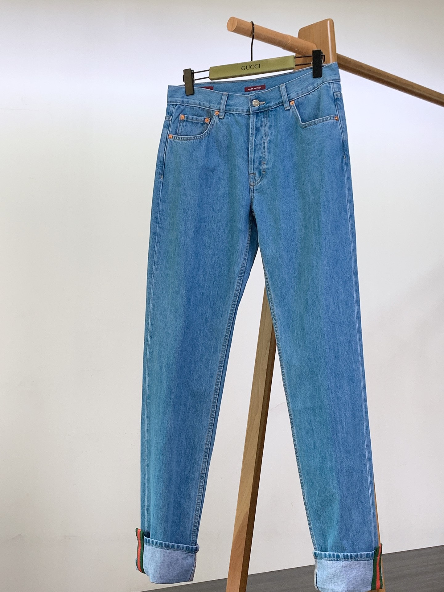 NO:443742,Gucci is a popular heavy industry washing jeans, customized and certified denim fabrics, which are softer and more comfortable than ordinary denim fabrics!  The whole pair of pants with double craft washing feel is comfortable, delicate and breathable. Customer-supplied hardware and decorative accessories, classic five-pocket design, contrasting webbing on both sides of the legs, curled edges and feet embellished, paired with gravure leather signs. It is full of historical heritage and highlights the brand style. It is clear and textured!  30 size trousers length 121 waist 80 hip circumference 103 size 31 trousers length 122.5 waist circumference 84 hip circumference 107 size 32 trousers length 124 waist circumference 88 hip circumference 111 33 size trousers length 125.5 waist circumference 92 hip circumference 115 size 34 trousers length 127 waist circumference 96 size 119 size 36 trousers length 128.5 waist circumference 100 hip circumference 123 …………………………………………………………………………………………………………………………………………………………………………………………………………………………………………………………………………………………………………………………………………………………………………………………………………………………………………………………………………………………………………………………………………………………………………………………………………………………………………………………………………………………………………………………………………………………………………………………………………………………………………………………………………………………………………………19860909Gucci 古驰 爆款重工洗水牛仔裤,甄选定制认证丹宁面料打造,和一般牛仔布料比起来,更加柔软舒适！双工艺洗水整条裤子,手感舒适,细腻程度与透气效果堪称顶级.客供五金装饰辅料,经典的五口袋设计,裤脚内里两侧撞色织带卷边挽脚点缀,搭配凹印皮革标牌.充满历史底蕴,彰显品牌格调.清晰富有质感！ 30码裤长121 腰围80 臀围103 31码裤长122.5 腰围84 臀围107 32码裤长124 腰围88 臀围111 33码裤长125.5 腰围92 臀围115 34码裤长127 腰围96 臀围119 36码裤长128.5 腰围100 臀围123 …………………………………………………… Size30-36,,gucci,gucci,jeans,alexander wang,Men's clothing