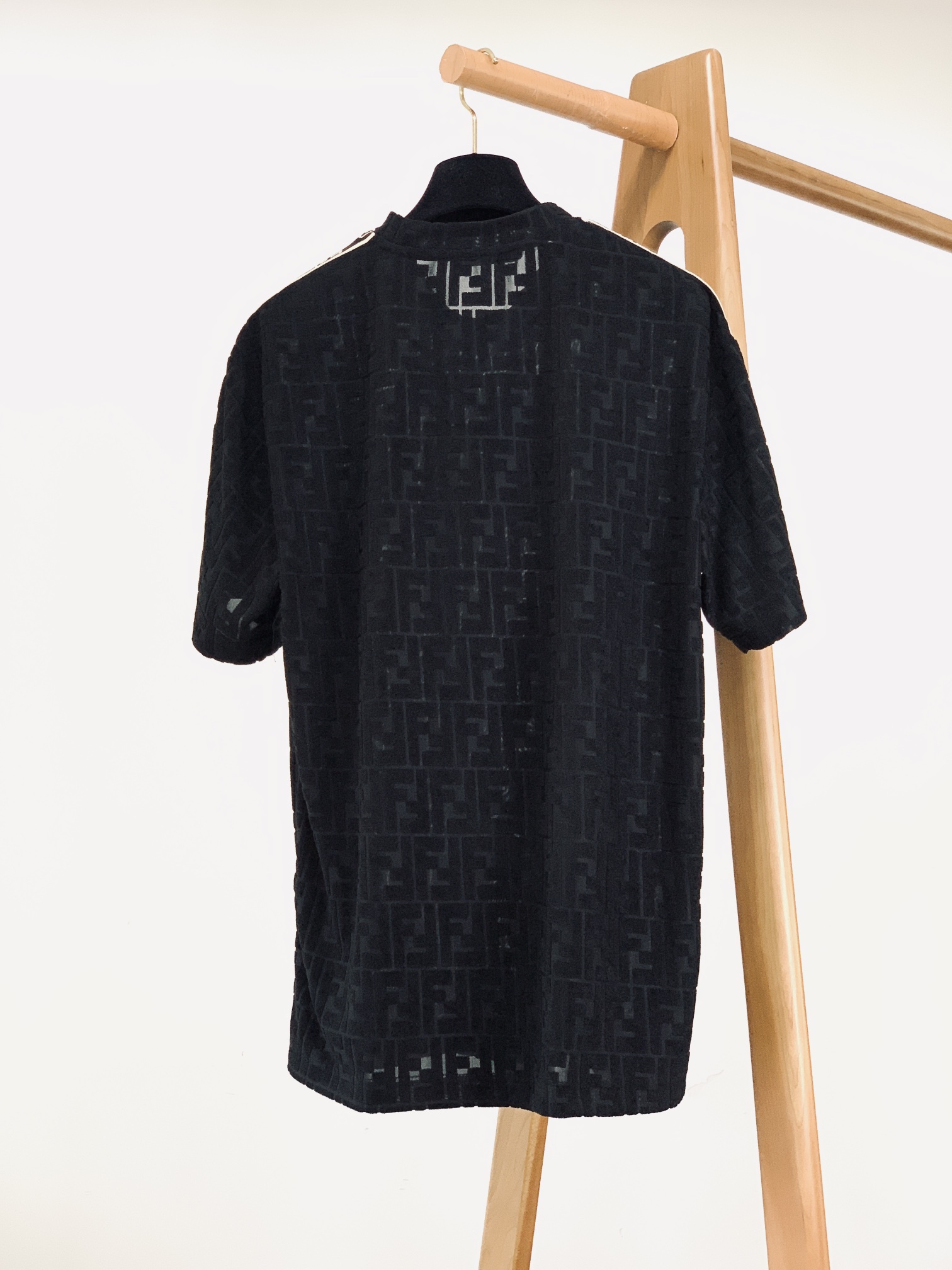 
Fendi 芬迪 2025SS春夏新品 
休闲撞色套装，经典拼色设计，以刺绣的工艺来呈现主题，吸引而有