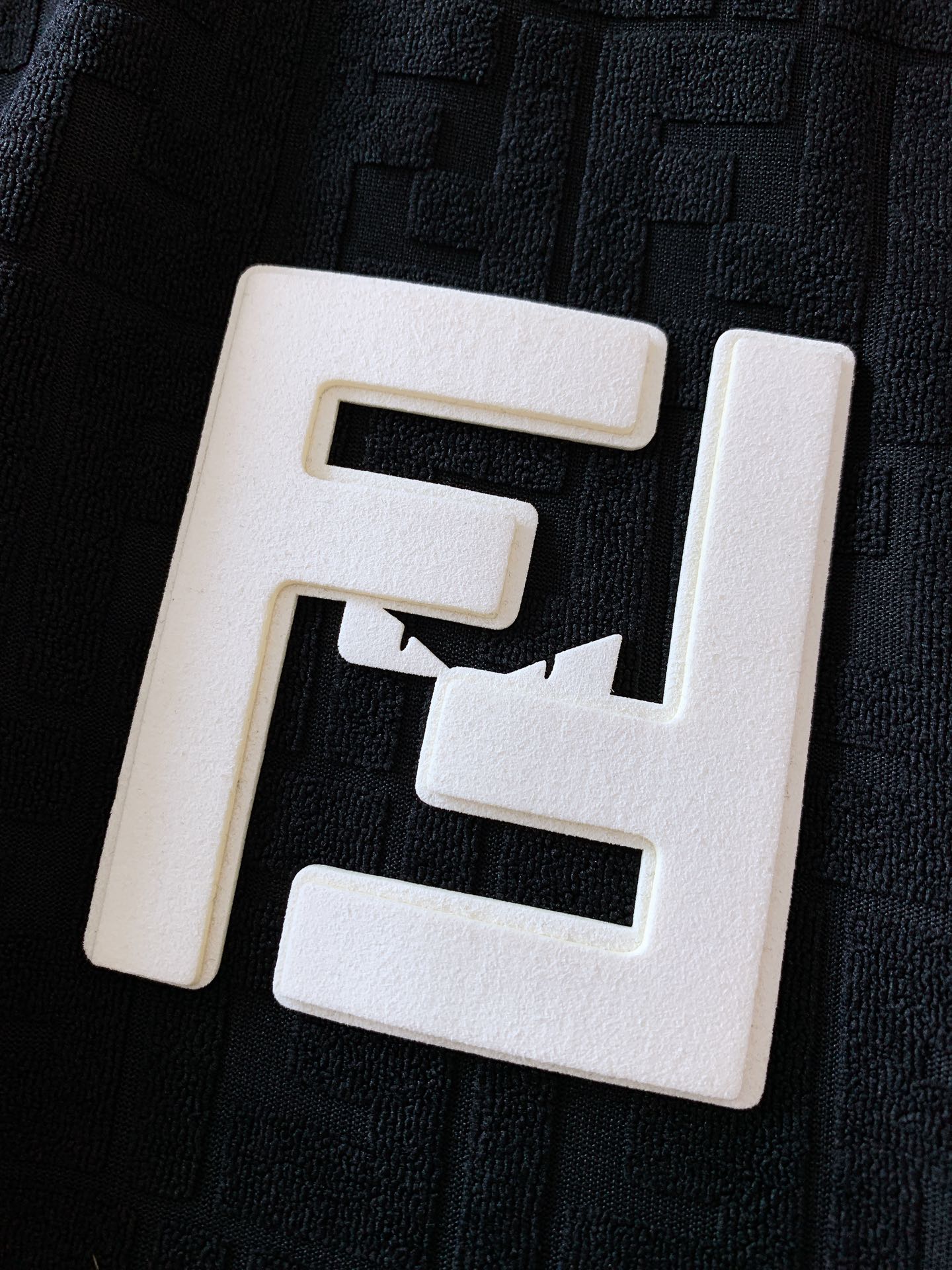 
Fendi 芬迪 2025SS春夏新品 
休闲撞色套装，经典拼色设计，以刺绣的工艺来呈现主题，吸引而有
