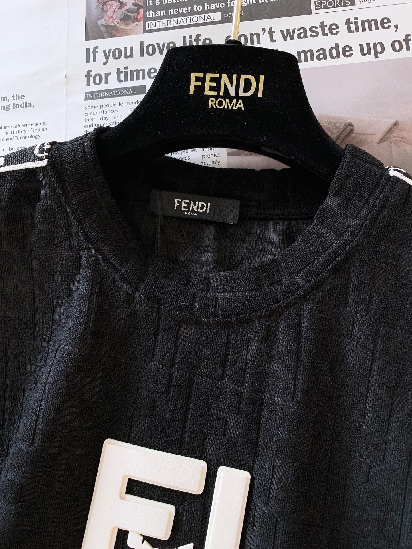 
Fendi 芬迪 2025SS春夏新品 
休闲撞色套装，经典拼色设计，以刺绣的工艺来呈现主题，吸引而有