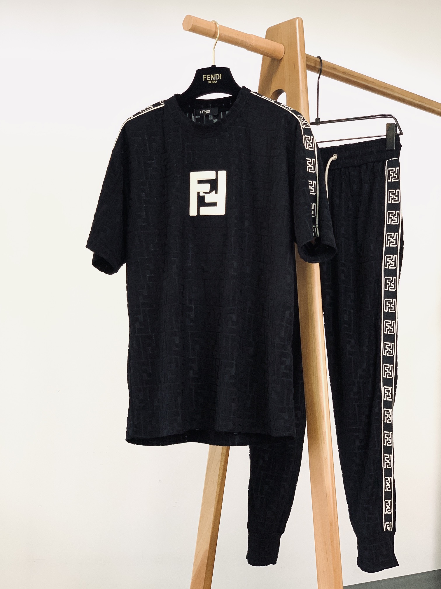
Fendi 芬迪 2025SS春夏新品 
休闲撞色套装，经典拼色设计，以刺绣的工艺来呈现主题，吸引而有
