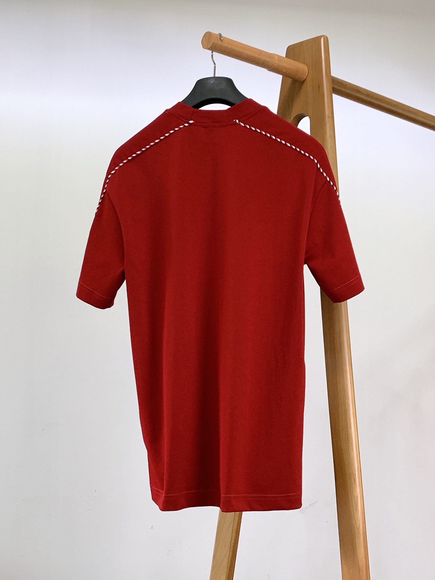 
Dior Homme 迪奥·桀傲 2025SS春夏新品
时尚休闲套装，进口定制面料打造，舒适透气，质地