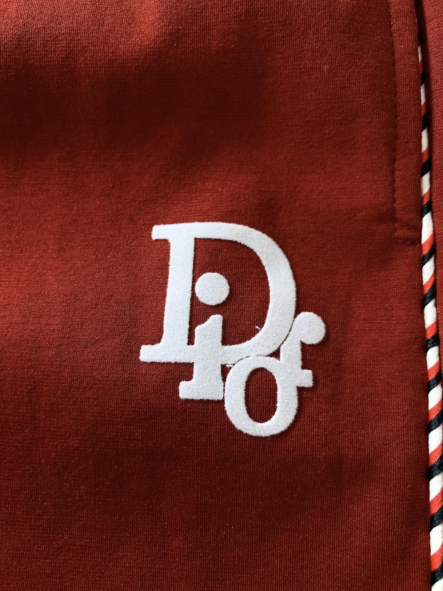 
Dior Homme 迪奥·桀傲 2025SS春夏新品
时尚休闲套装，进口定制面料打造，舒适透气，质地