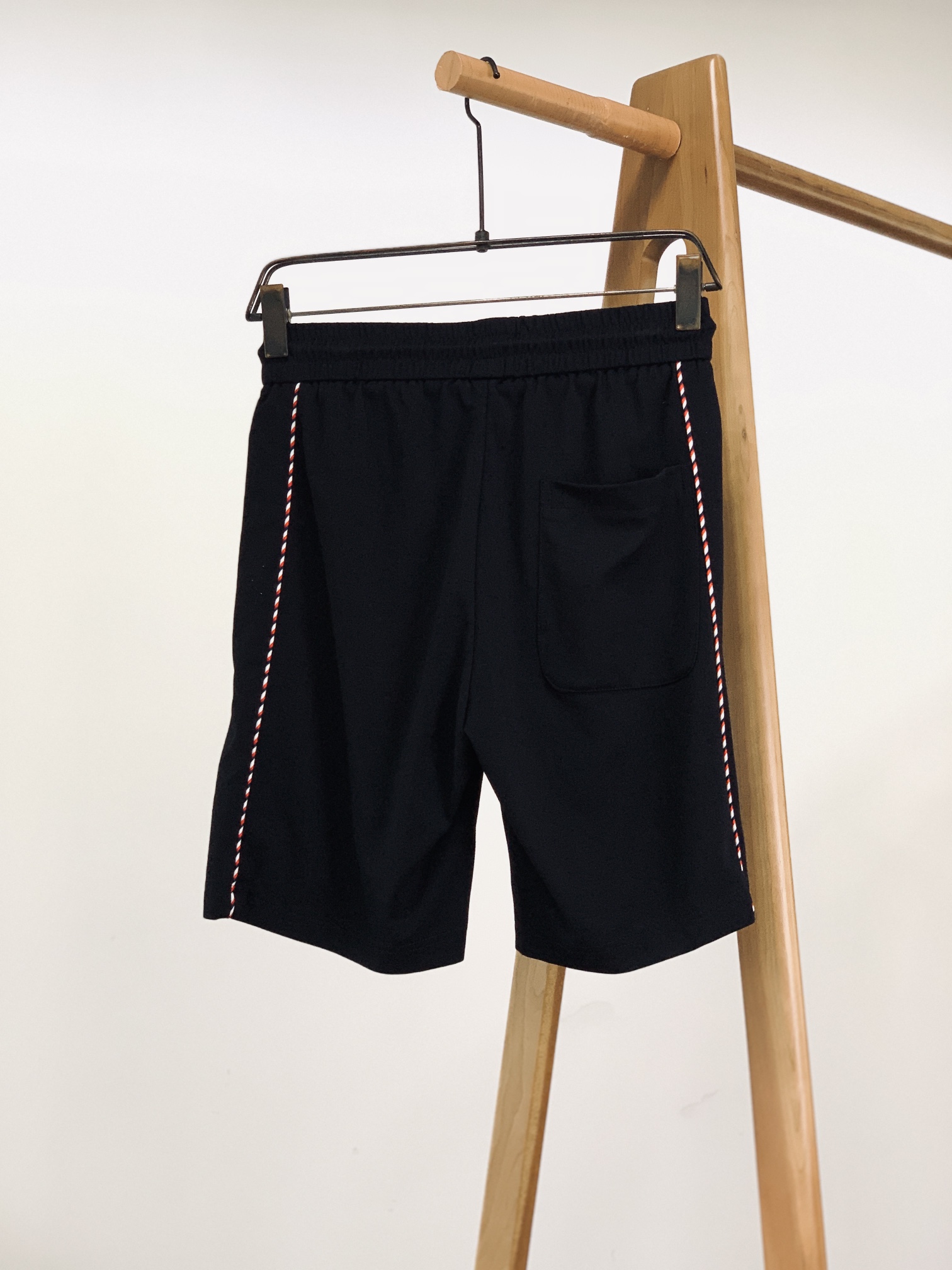 
Dior Homme 迪奥·桀傲 2025SS春夏新品
时尚休闲套装，进口定制面料打造，舒适透气，质地