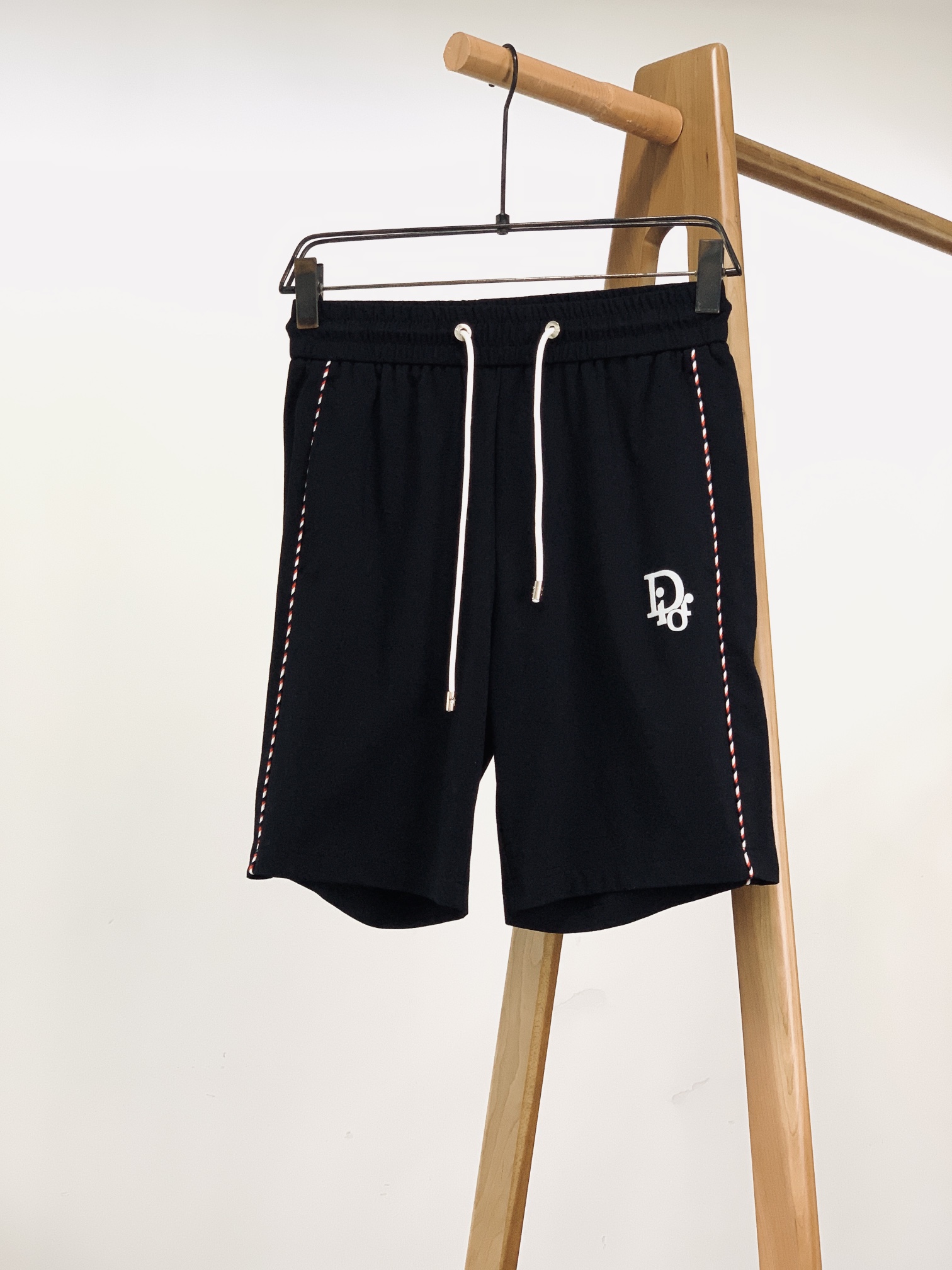
Dior Homme 迪奥·桀傲 2025SS春夏新品
时尚休闲套装，进口定制面料打造，舒适透气，质地