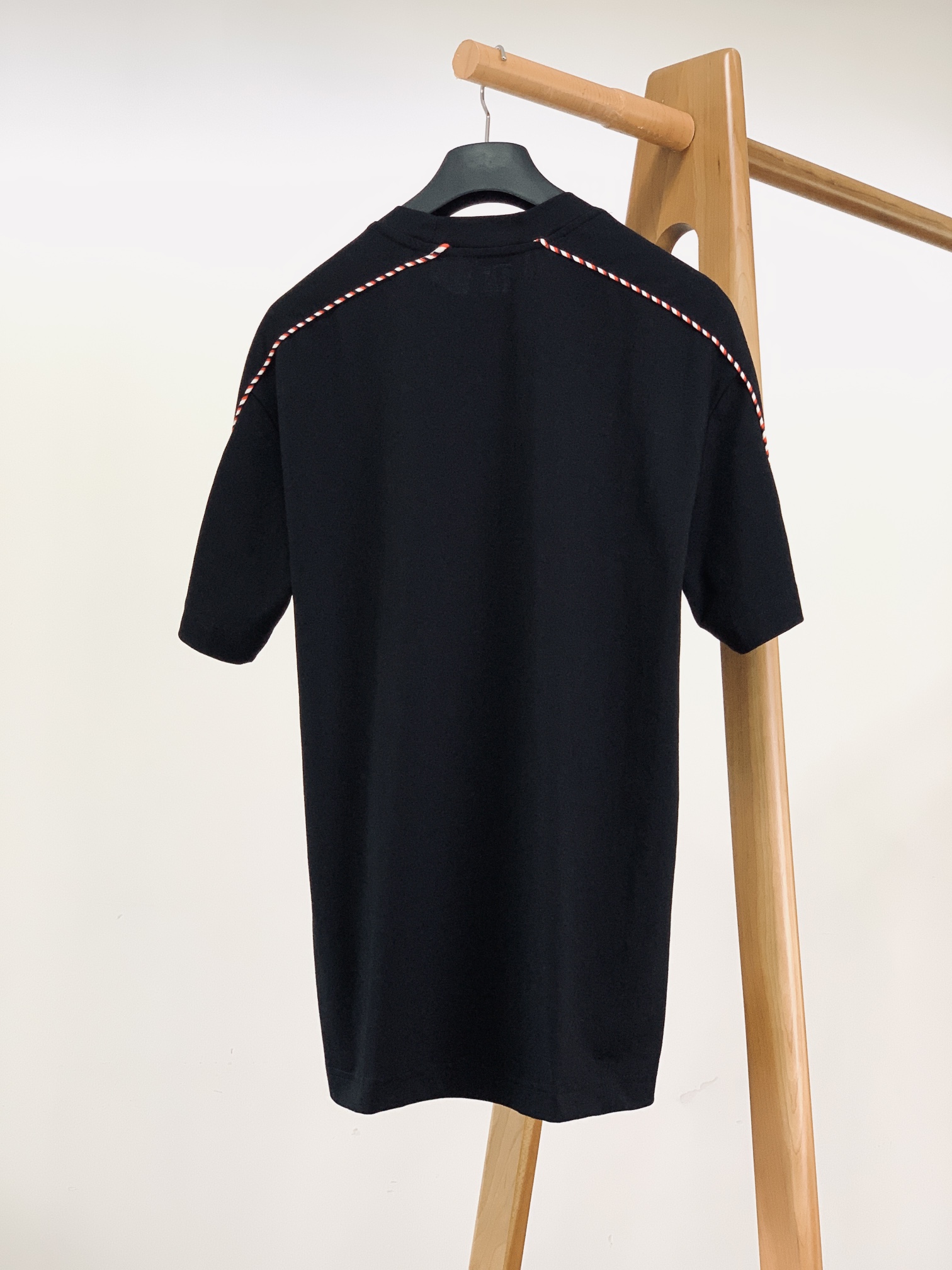 
Dior Homme 迪奥·桀傲 2025SS春夏新品
时尚休闲套装，进口定制面料打造，舒适透气，质地