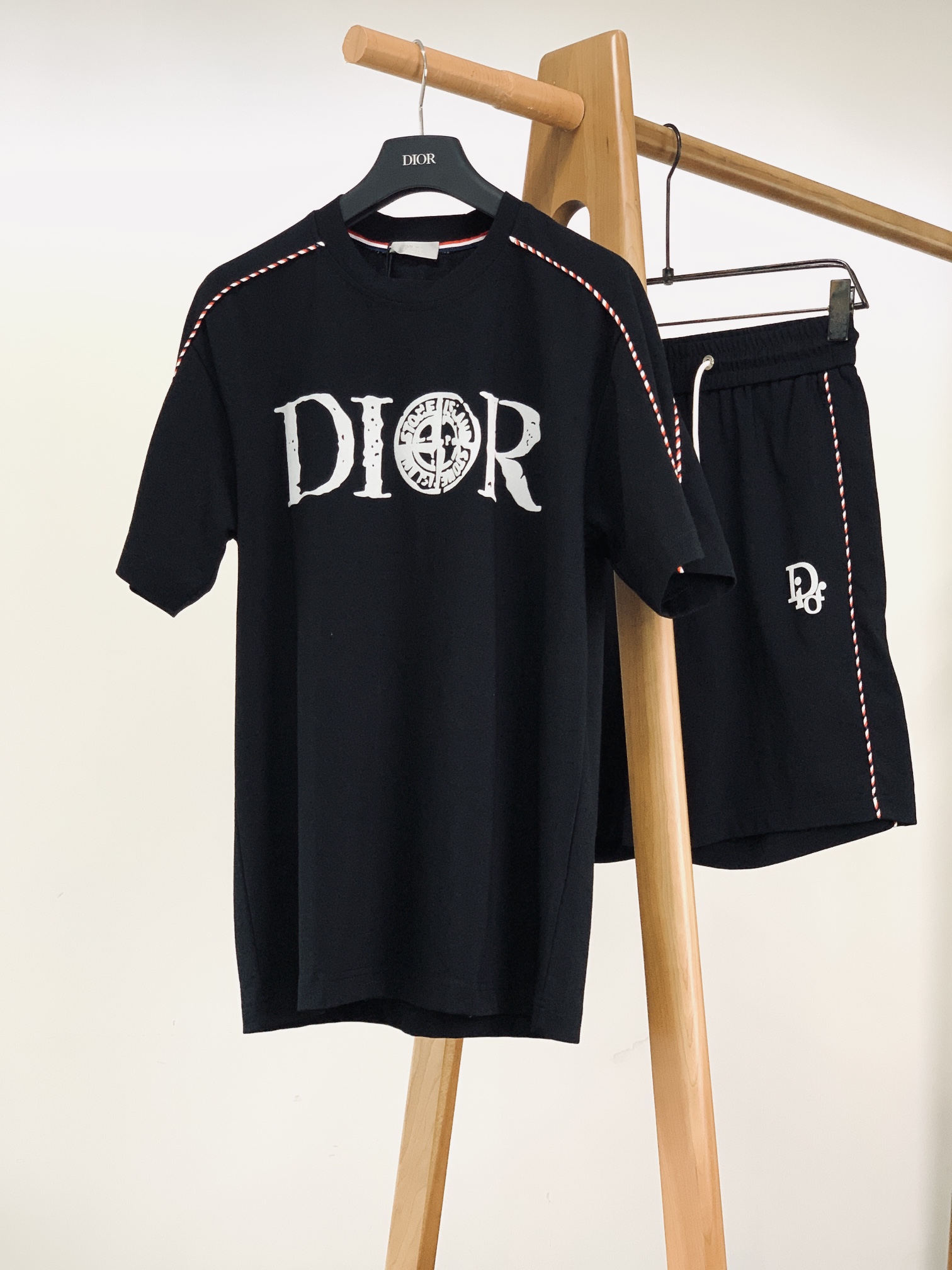 
Dior Homme 迪奥·桀傲 2025SS春夏新品
时尚休闲套装，进口定制面料打造，舒适透气，质地