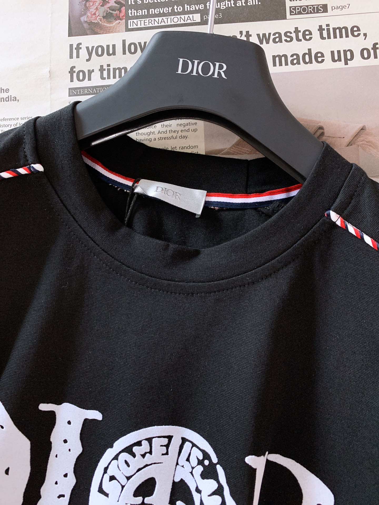 
Dior Homme 迪奥·桀傲 2025SS春夏新品
时尚休闲套装，进口定制面料打造，舒适透气，质地