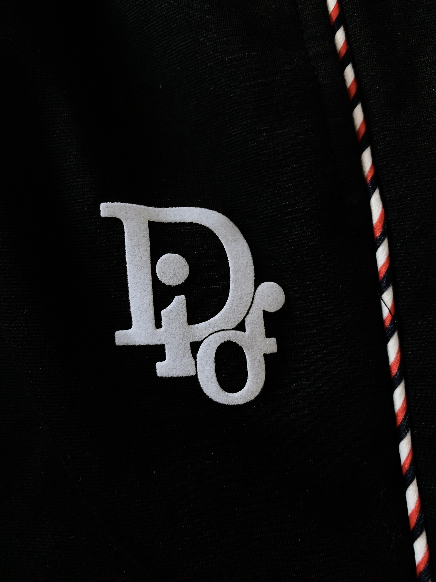 
Dior Homme 迪奥·桀傲 2025SS春夏新品
时尚休闲套装，进口定制面料打造，舒适透气，质地