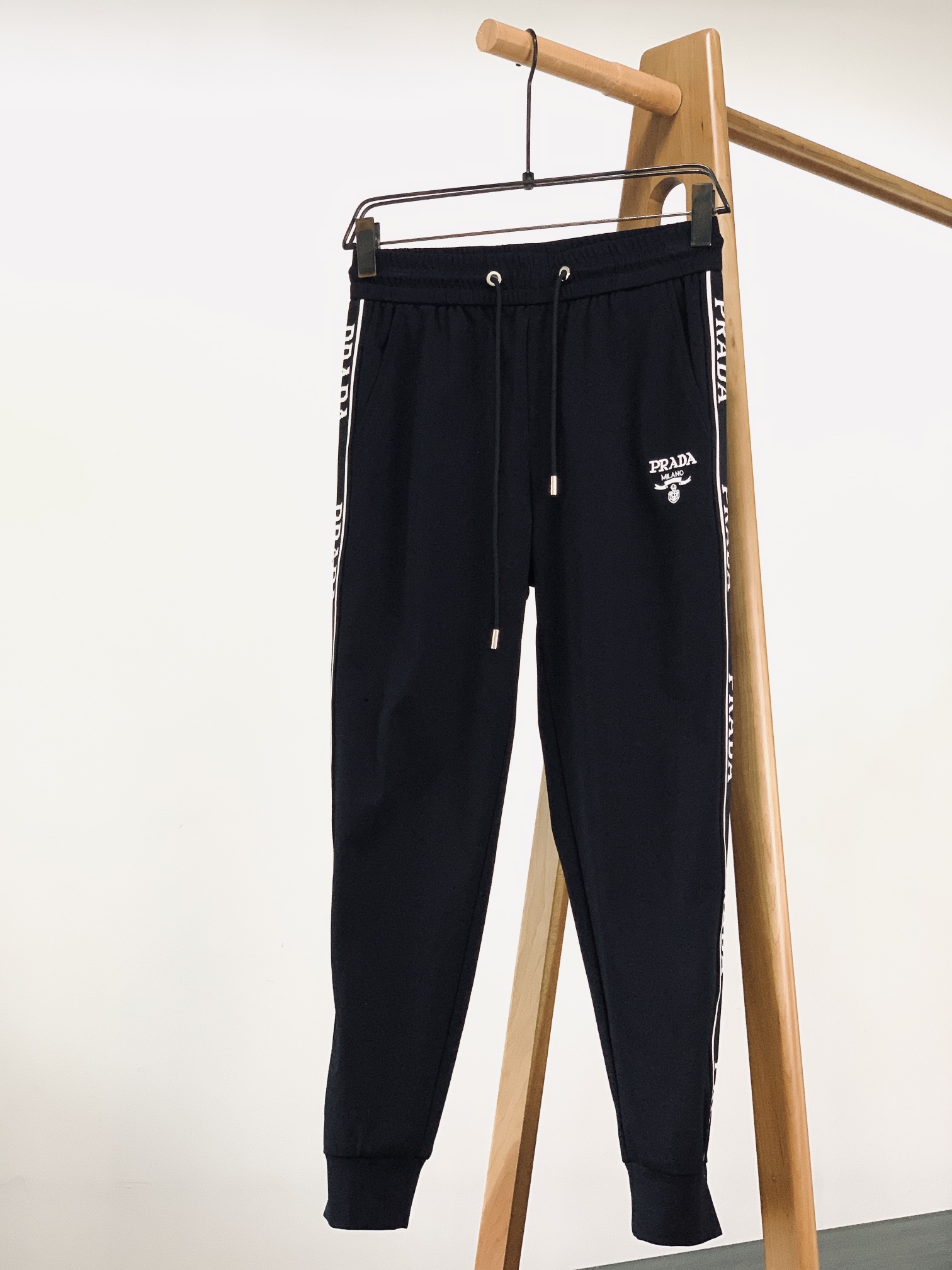 
Prada 普拉达 2025SS春夏新品 
刺绣标识休闲套装，进口定制面料打造，舒适透气，质地超赞，客