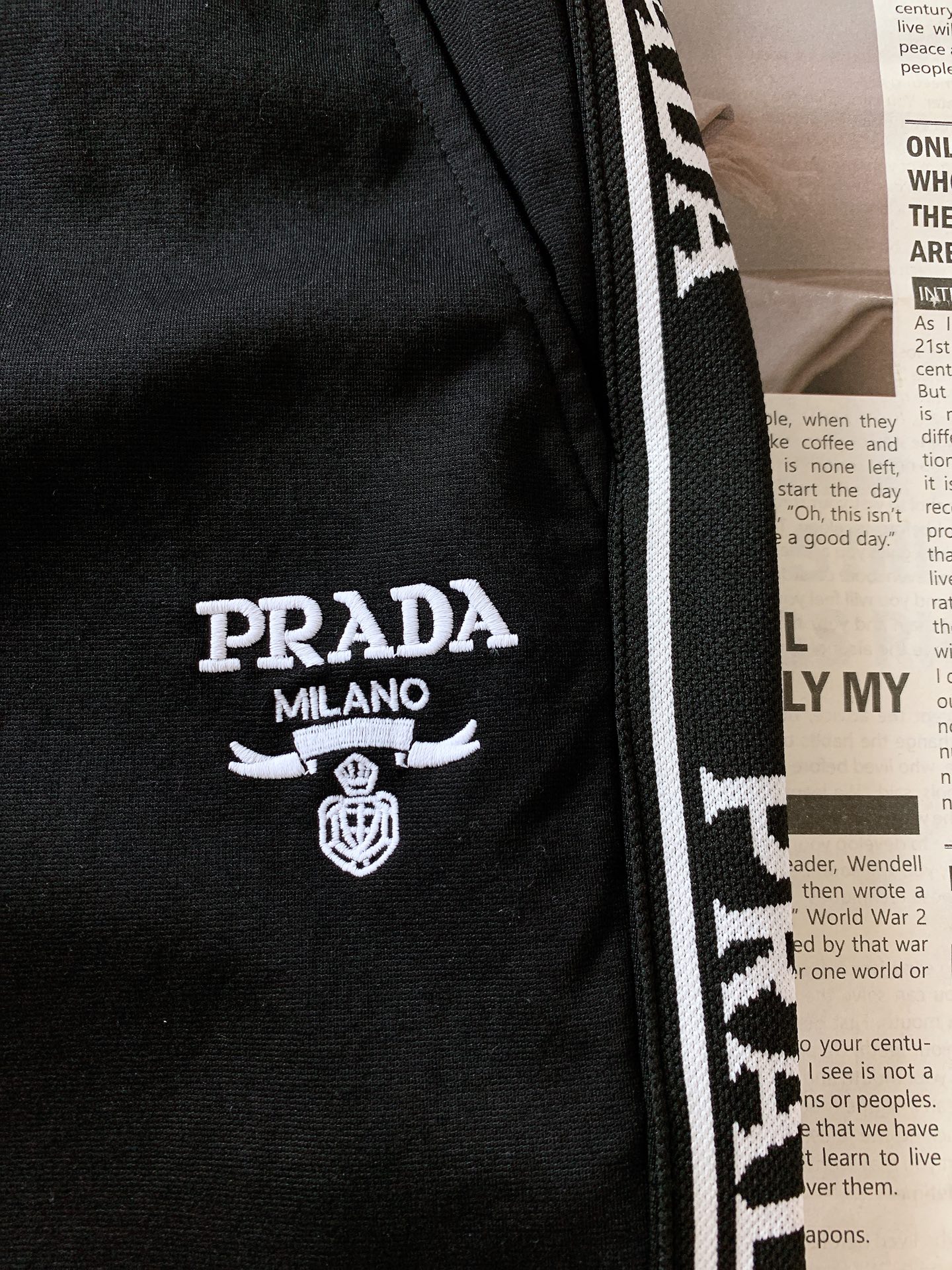 
Prada 普拉达 2025SS春夏新品 
刺绣标识休闲套装，进口定制面料打造，舒适透气，质地超赞，客