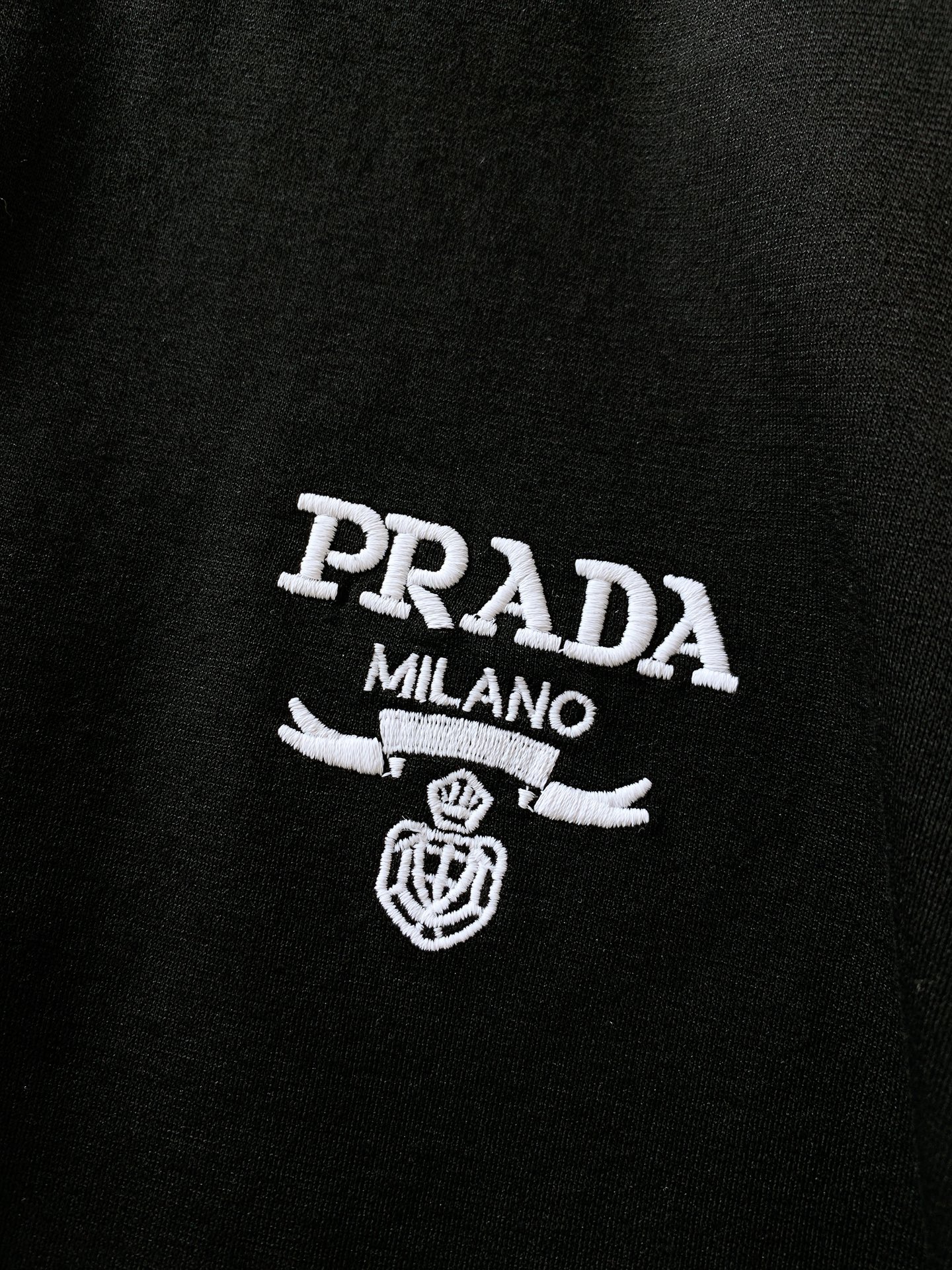
Prada 普拉达 2025SS春夏新品 
刺绣标识休闲套装，进口定制面料打造，舒适透气，质地超赞，客