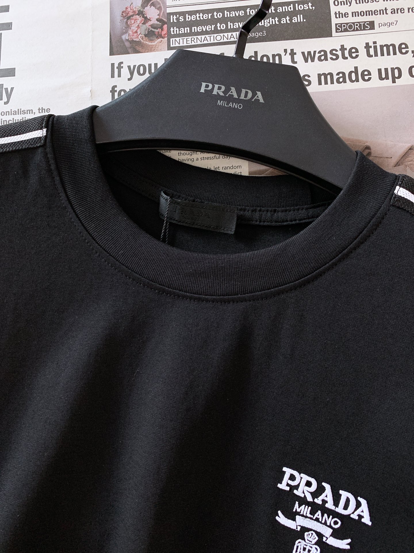 
Prada 普拉达 2025SS春夏新品 
刺绣标识休闲套装，进口定制面料打造，舒适透气，质地超赞，客