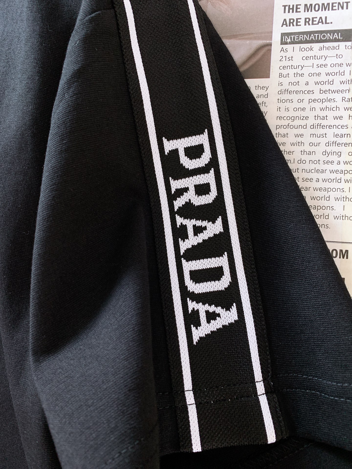 
Prada 普拉达 2025SS春夏新品 
刺绣标识休闲套装，进口定制面料打造，舒适透气，质地超赞，客