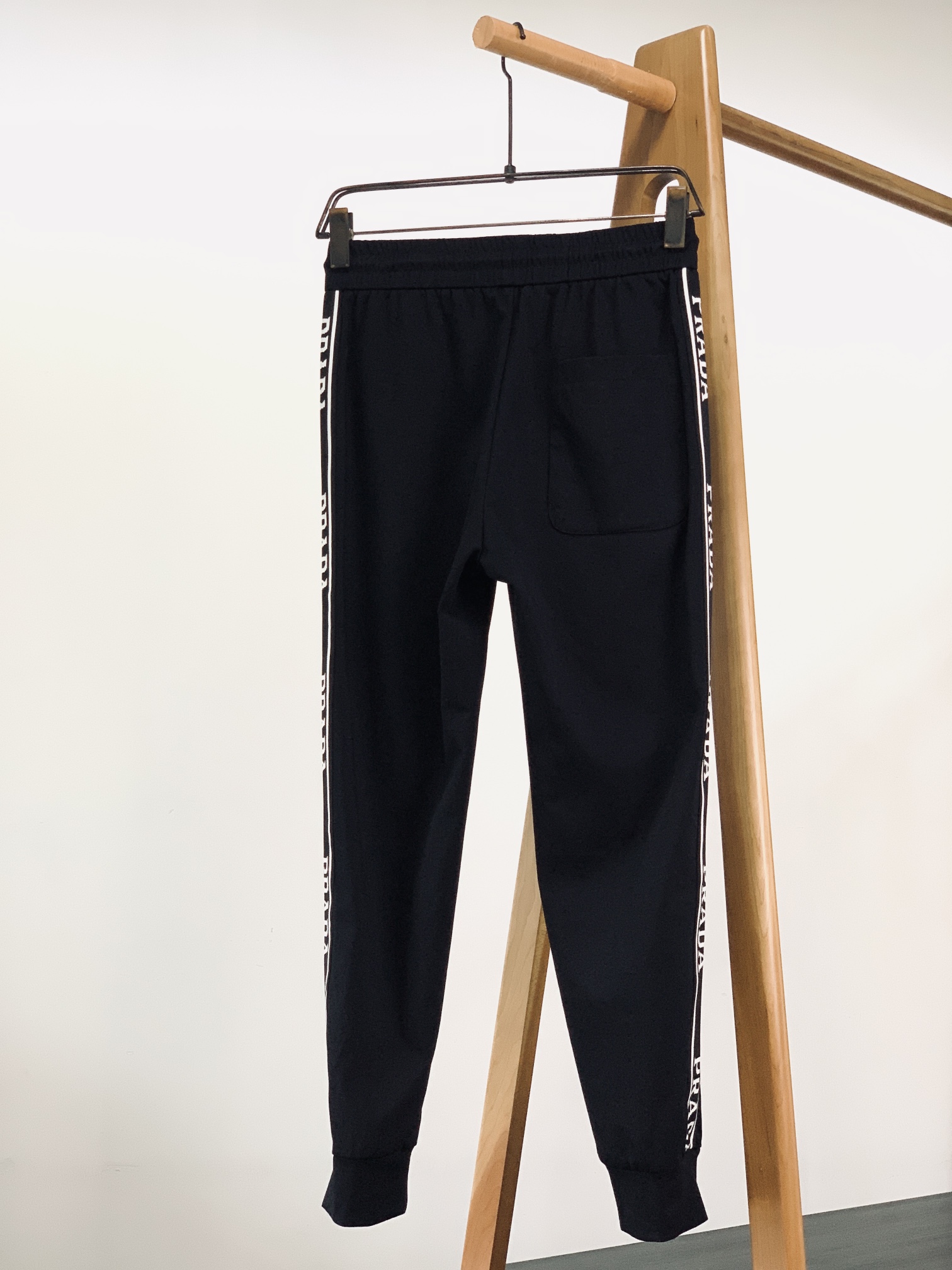 
Prada 普拉达 2025SS春夏新品 
刺绣标识休闲套装，进口定制面料打造，舒适透气，质地超赞，客