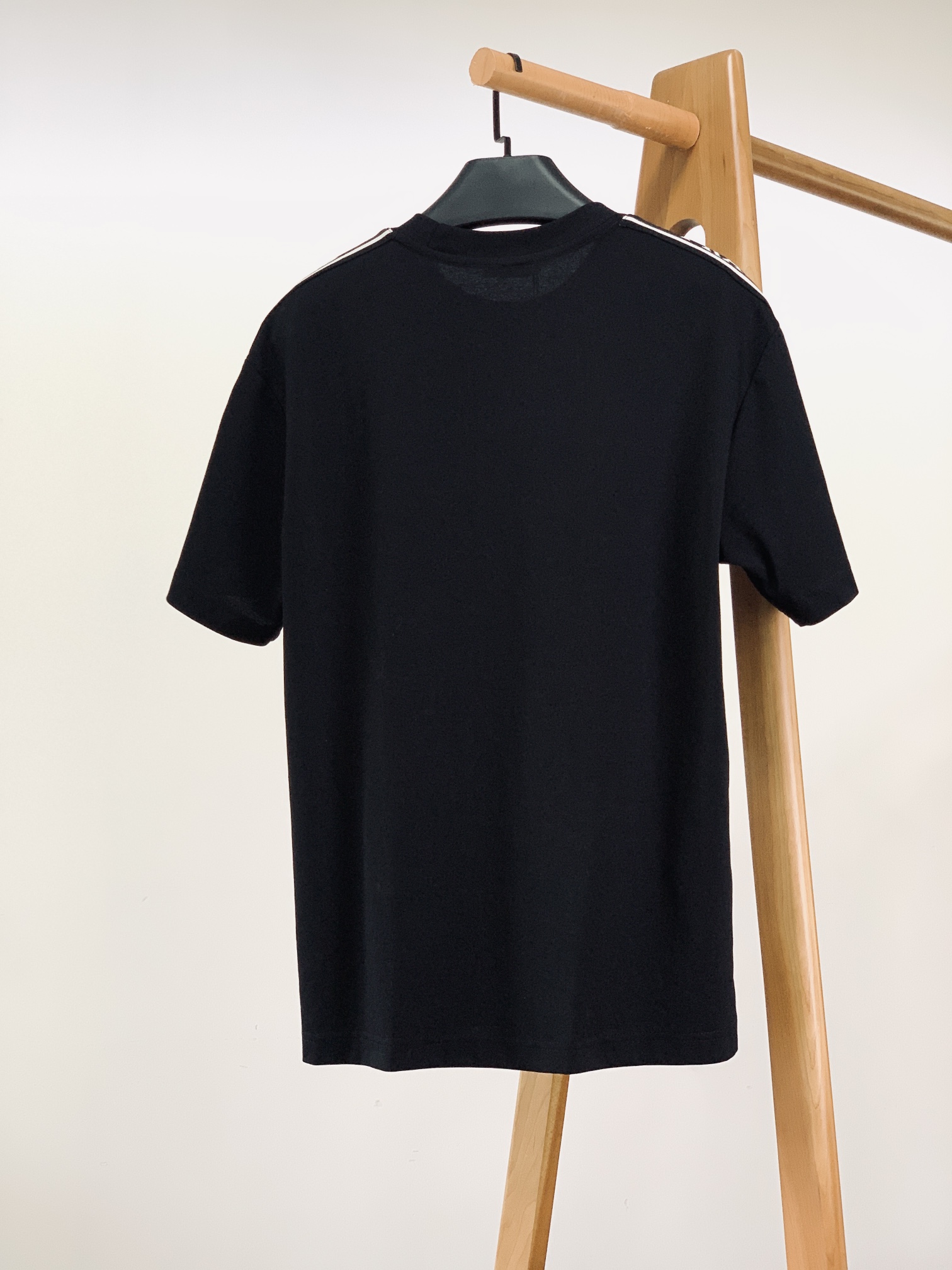 
Prada 普拉达 2025SS春夏新品 
刺绣标识休闲套装，进口定制面料打造，舒适透气，质地超赞，客