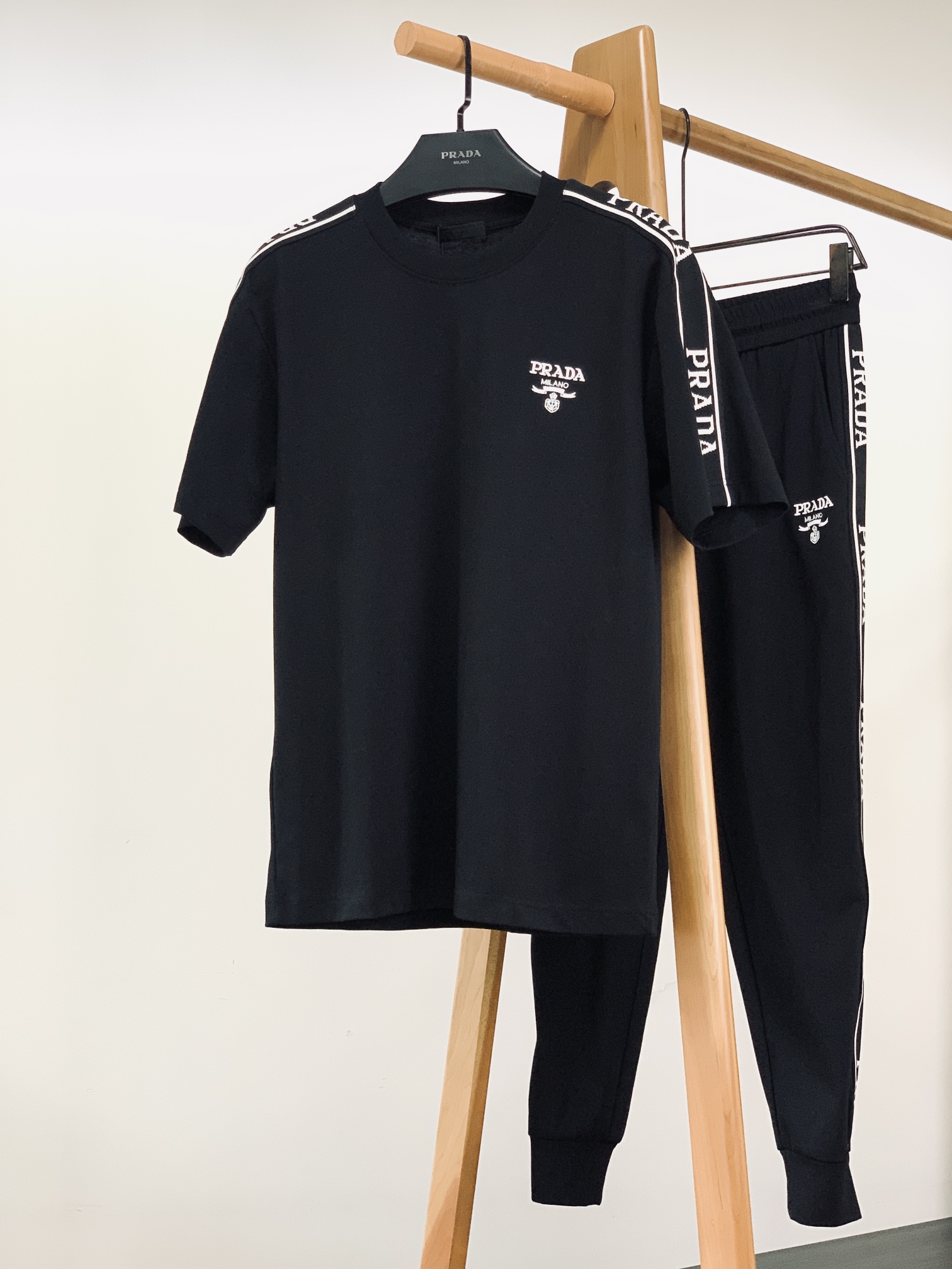 
Prada 普拉达 2025SS春夏新品 
刺绣标识休闲套装，进口定制面料打造，舒适透气，质地超赞，客