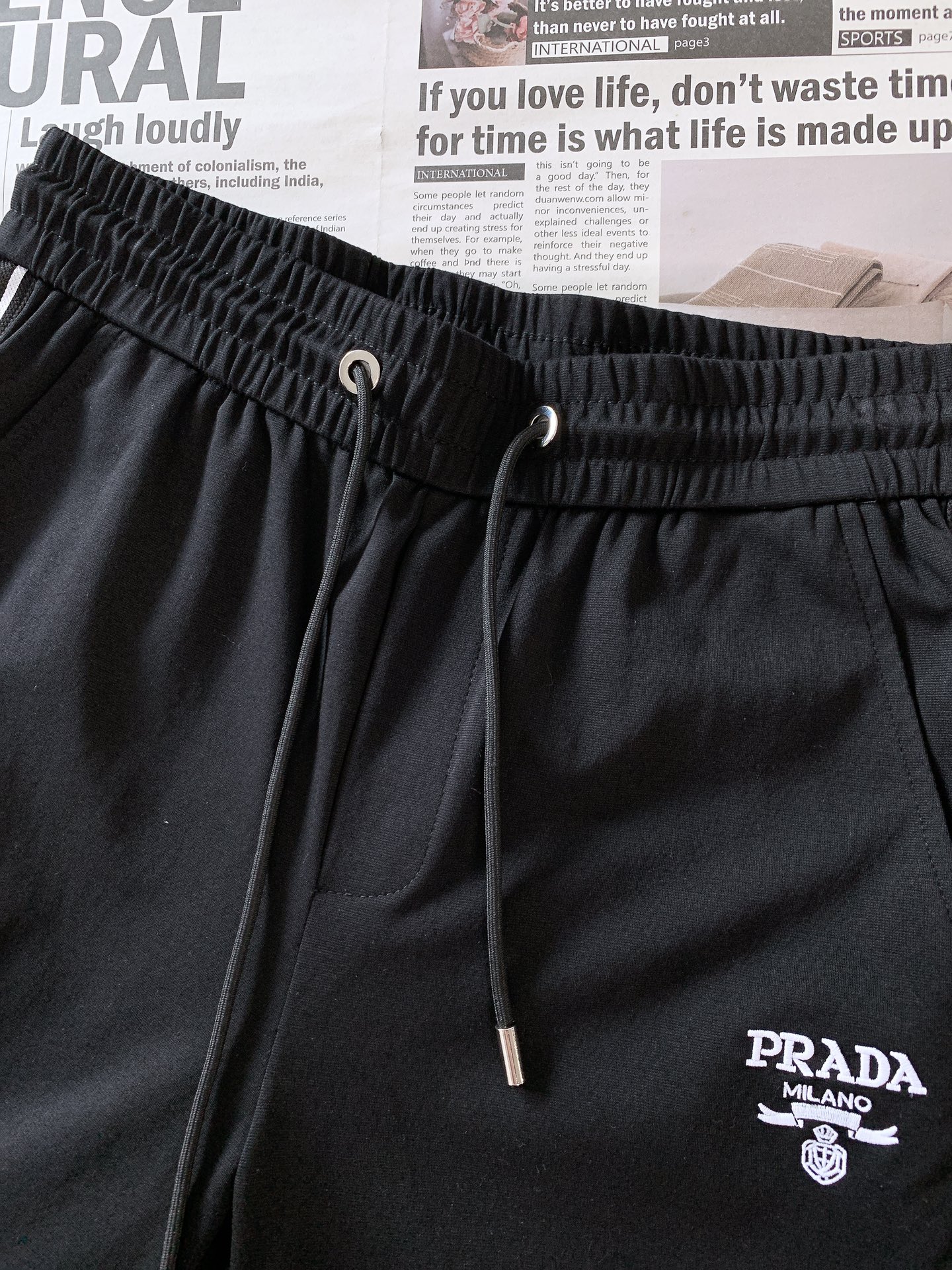 
Prada 普拉达 2025SS春夏新品 
刺绣标识休闲套装，进口定制面料打造，舒适透气，质地超赞，客