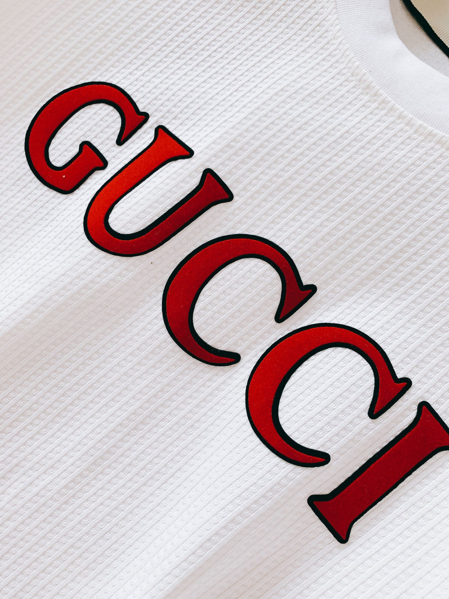 
Gucci 古驰 2025SS春夏新品
时尚休闲套装，进口定制面料打造，舒适透气，质地超赞，客供五金辅