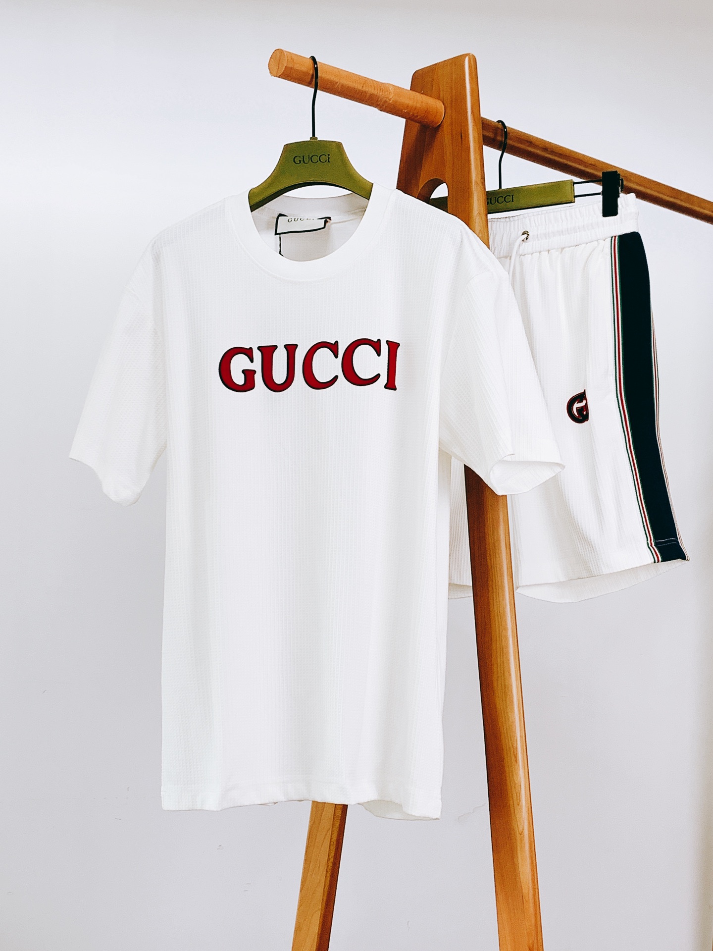 
Gucci 古驰 2025SS春夏新品
时尚休闲套装，进口定制面料打造，舒适透气，质地超赞，客供五金辅
