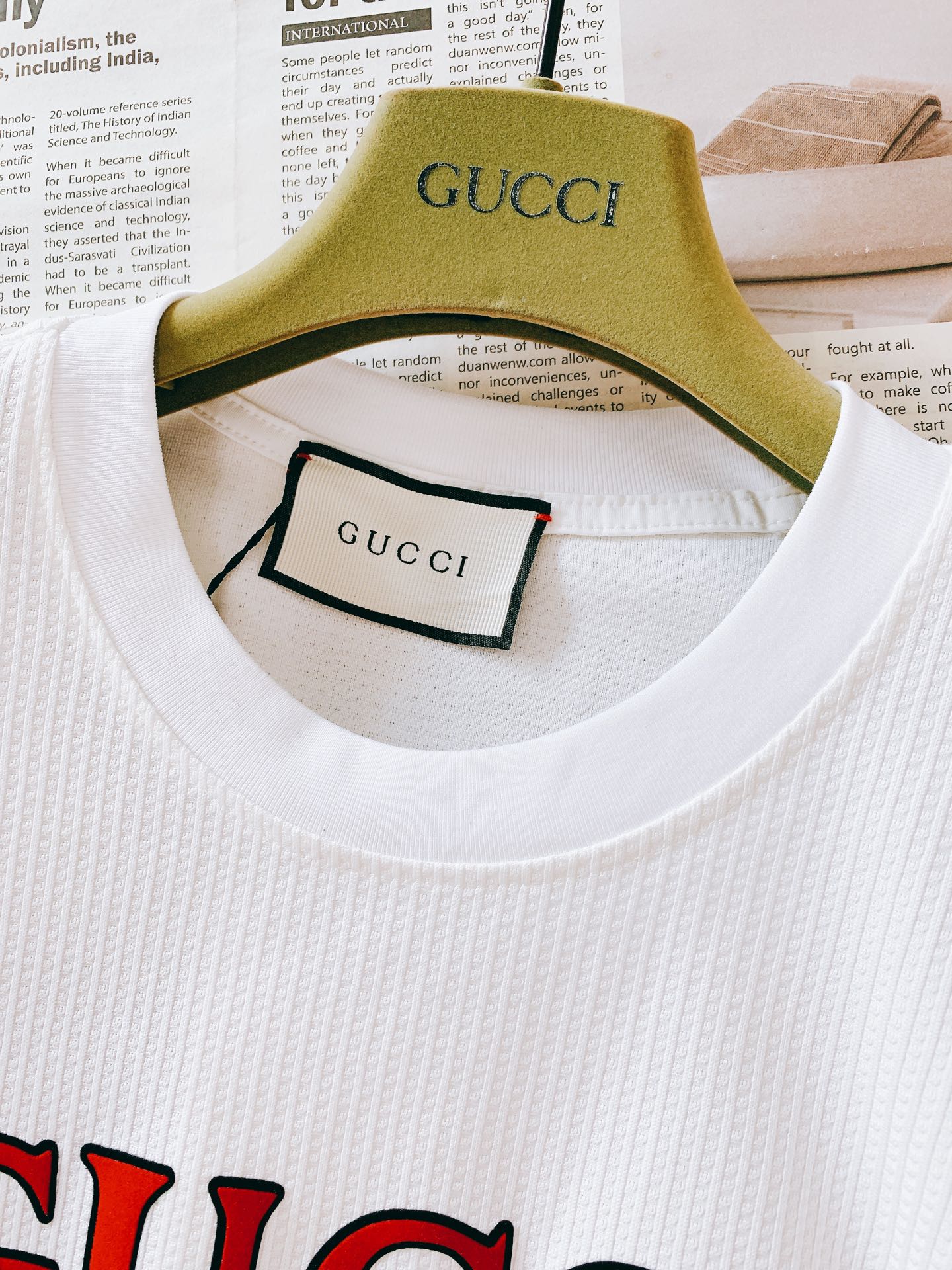 
Gucci 古驰 2025SS春夏新品
时尚休闲套装，进口定制面料打造，舒适透气，质地超赞，客供五金辅