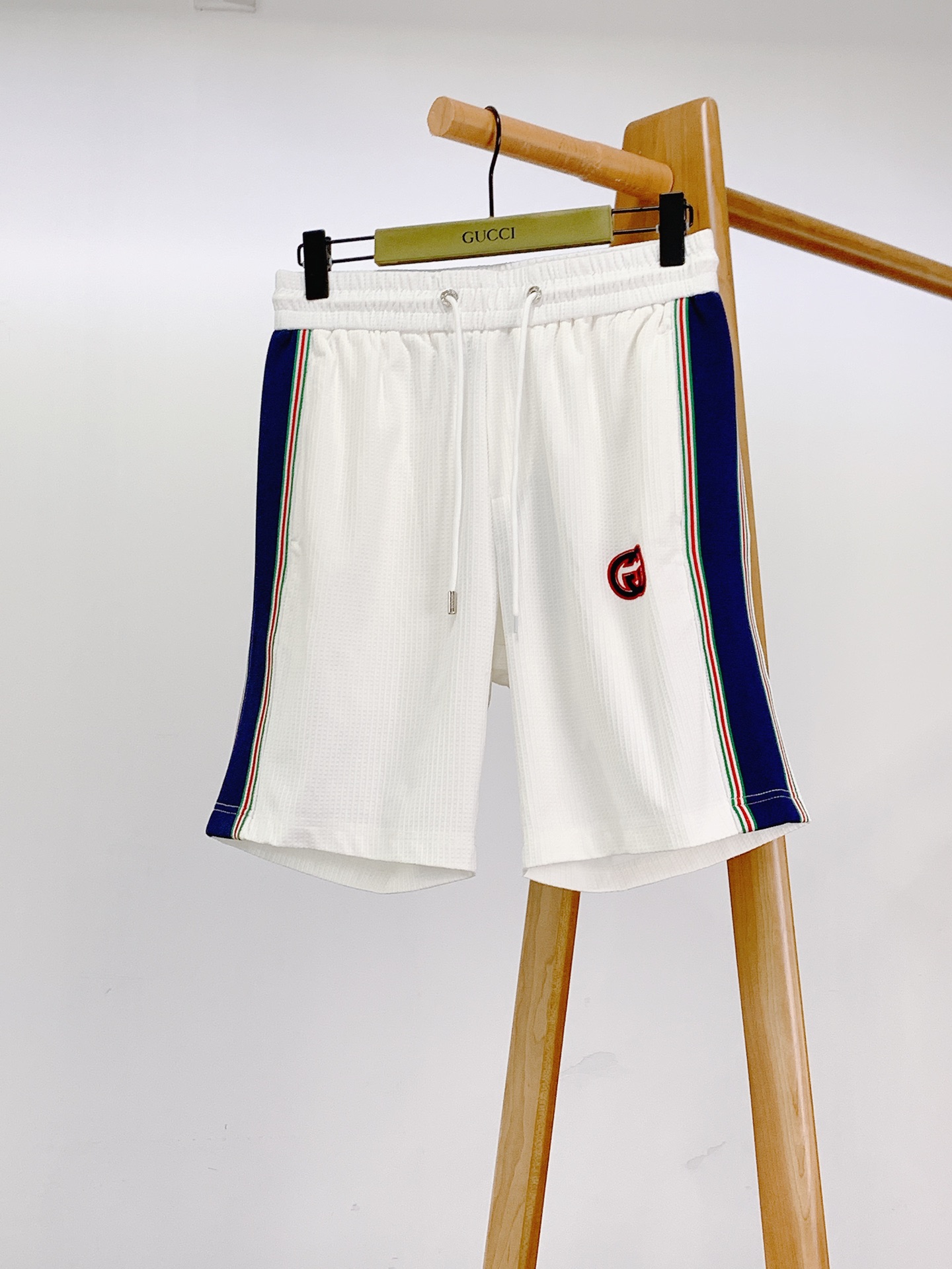 
Gucci 古驰 2025SS春夏新品
时尚休闲套装，进口定制面料打造，舒适透气，质地超赞，客供五金辅