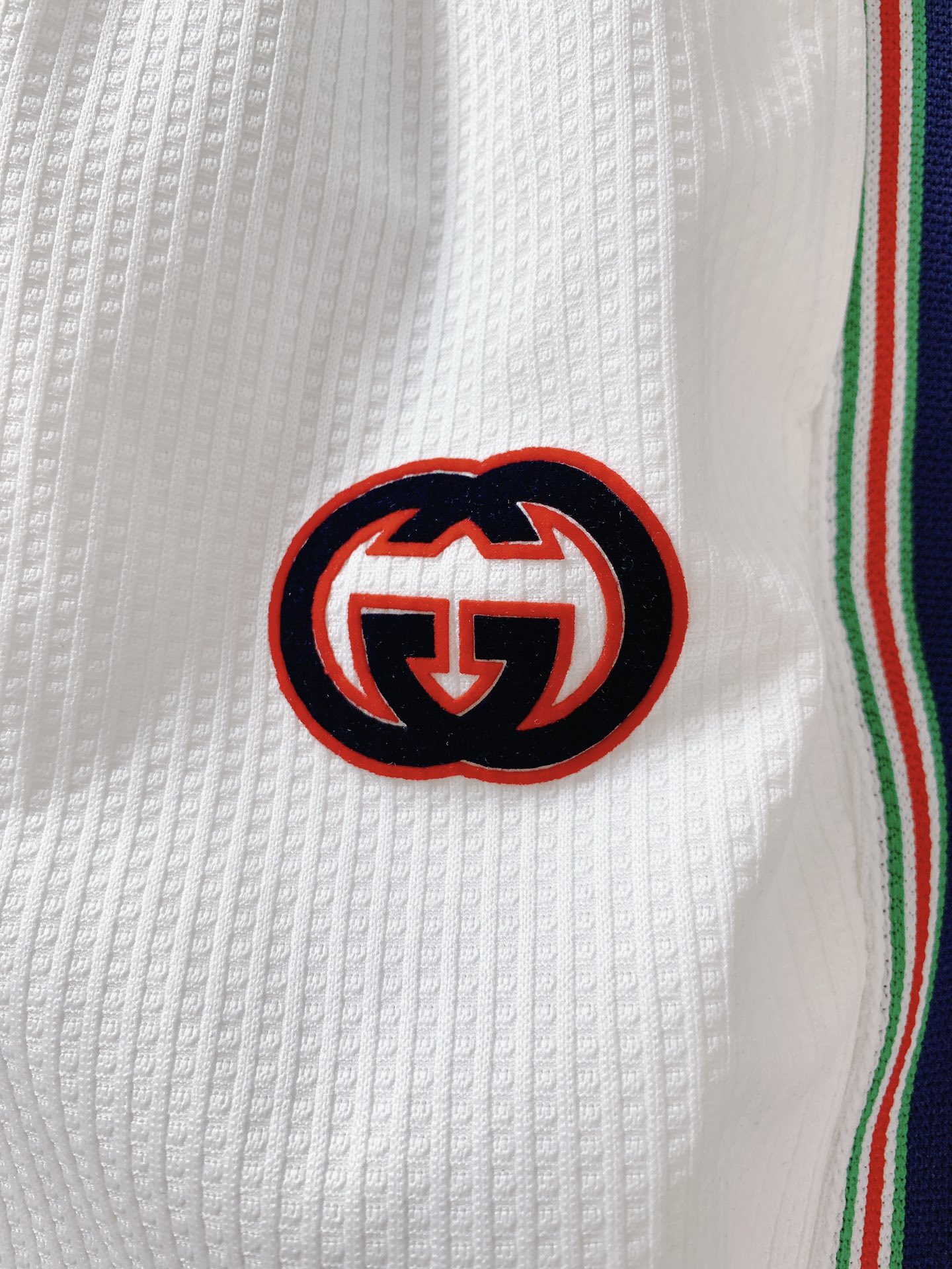 
Gucci 古驰 2025SS春夏新品
时尚休闲套装，进口定制面料打造，舒适透气，质地超赞，客供五金辅