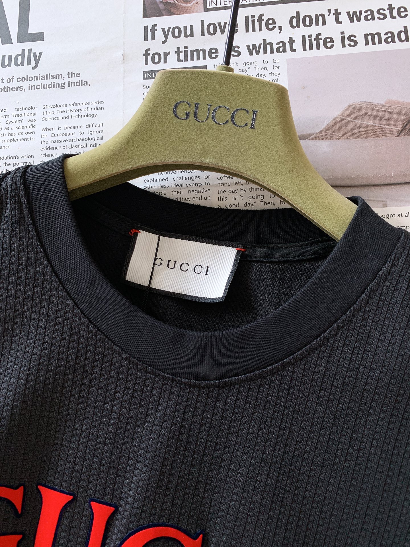 
Gucci 古驰 2025SS春夏新品
时尚休闲套装，进口定制面料打造，舒适透气，质地超赞，客供五金辅