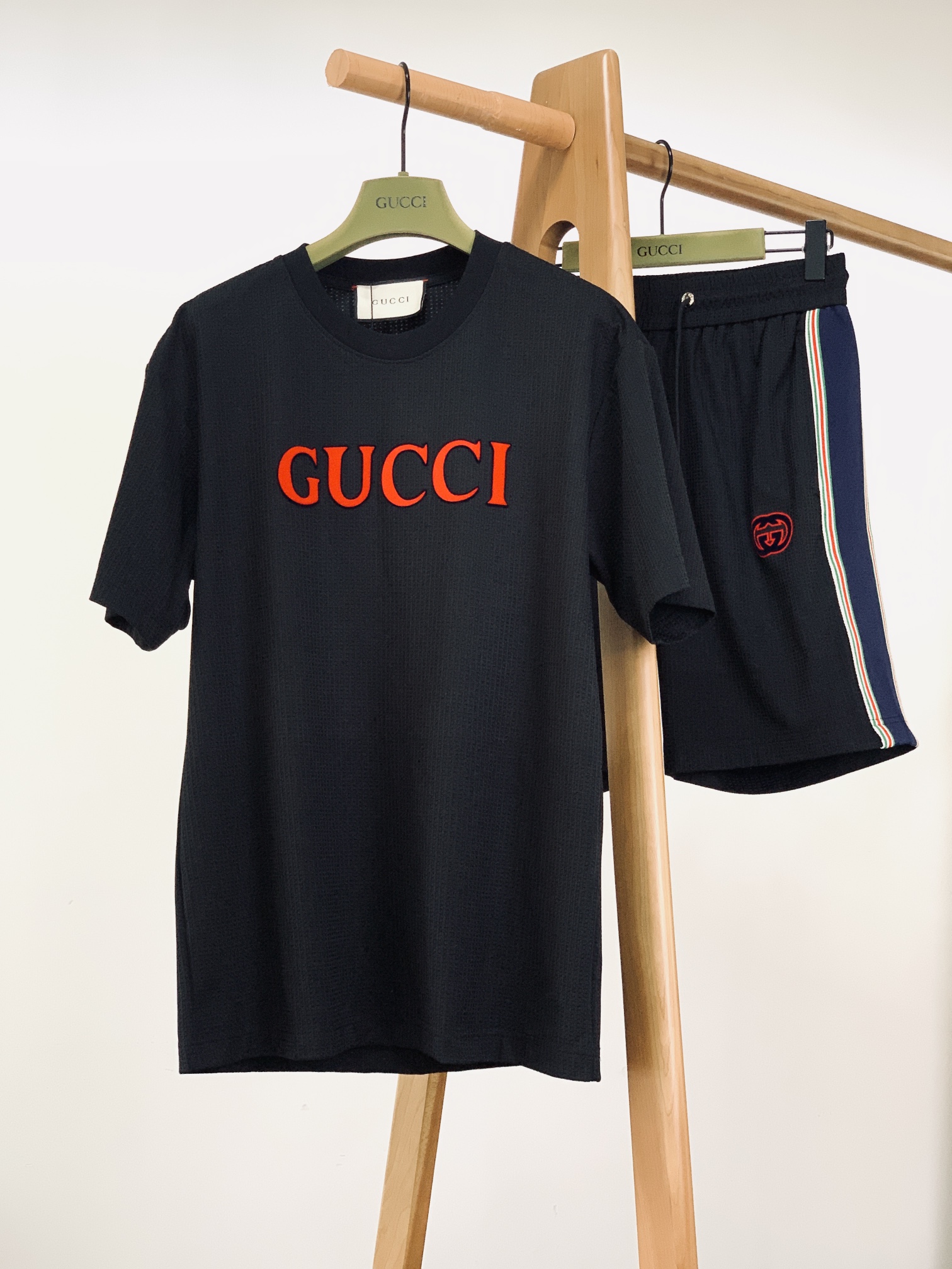 
Gucci 古驰 2025SS春夏新品
时尚休闲套装，进口定制面料打造，舒适透气，质地超赞，客供五金辅