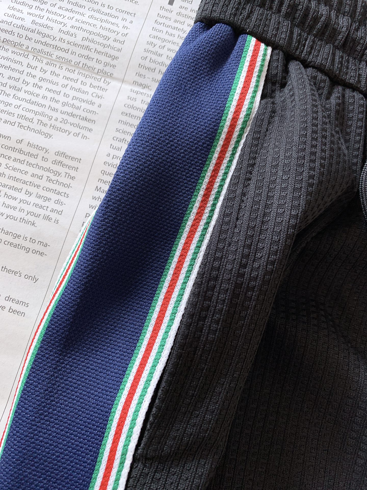 
Gucci 古驰 2025SS春夏新品
时尚休闲套装，进口定制面料打造，舒适透气，质地超赞，客供五金辅