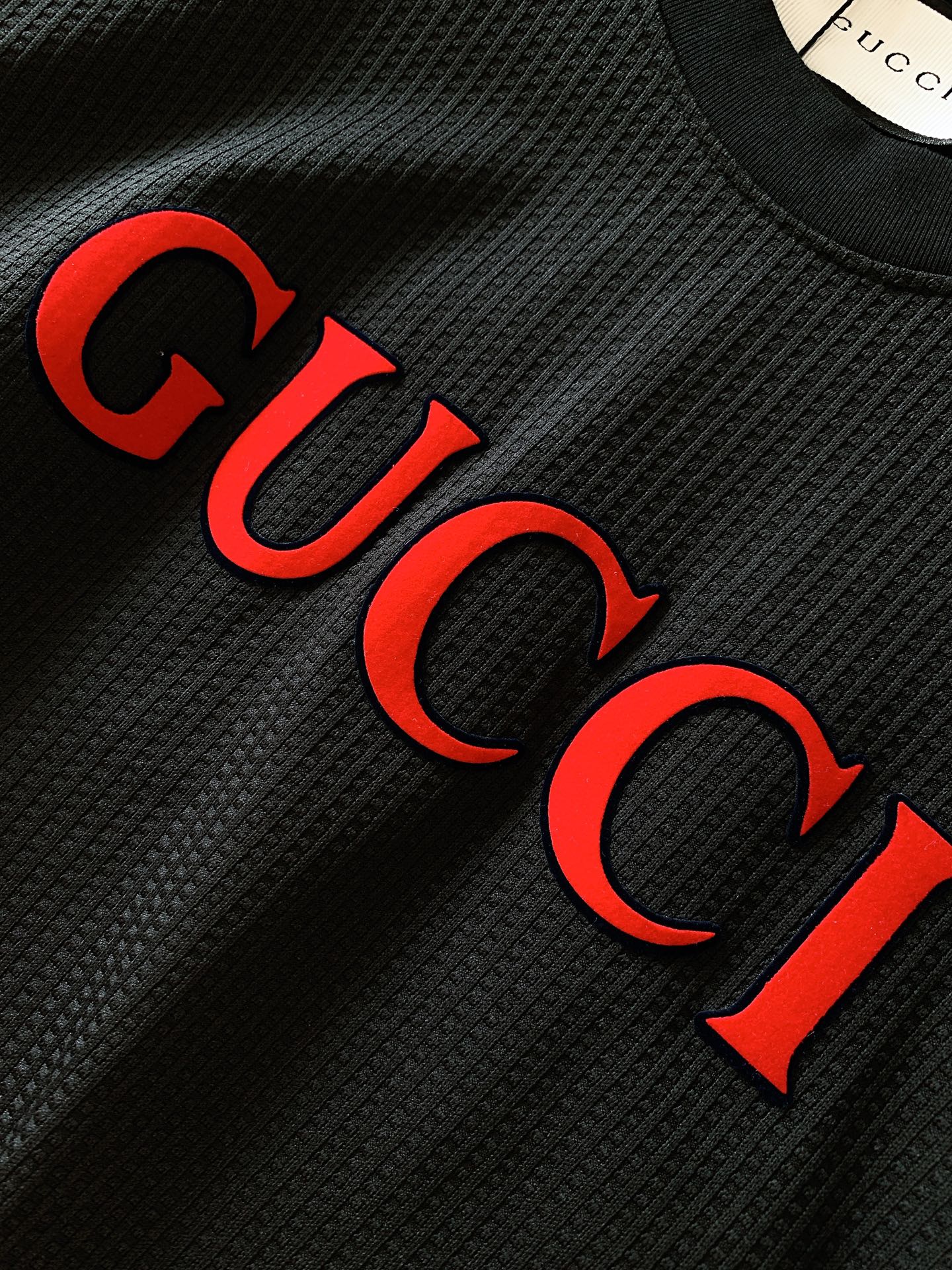 
Gucci 古驰 2025SS春夏新品
时尚休闲套装，进口定制面料打造，舒适透气，质地超赞，客供五金辅