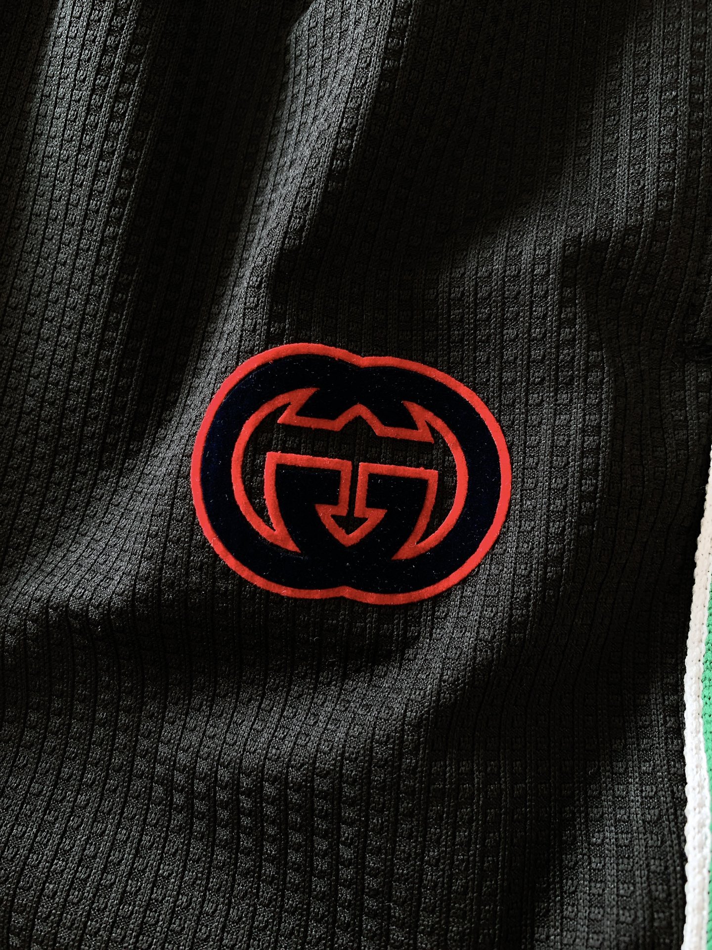 
Gucci 古驰 2025SS春夏新品
时尚休闲套装，进口定制面料打造，舒适透气，质地超赞，客供五金辅