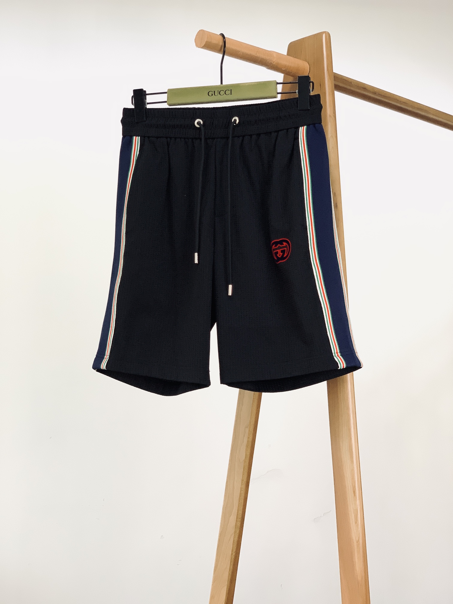 
Gucci 古驰 2025SS春夏新品
时尚休闲套装，进口定制面料打造，舒适透气，质地超赞，客供五金辅