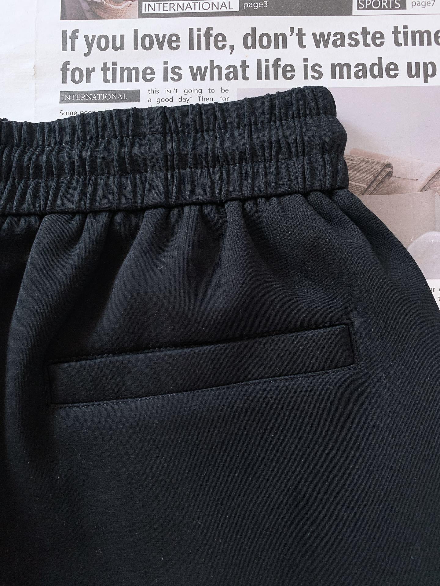𝐁𝐚𝐥𝐞𝐧𝐜𝐢𝐚𝐠𝐚 巴黎世家 2025SS春夏新品
刺绣抽绳短裤🩳侧边品牌刺绣,线条利落有张力,字