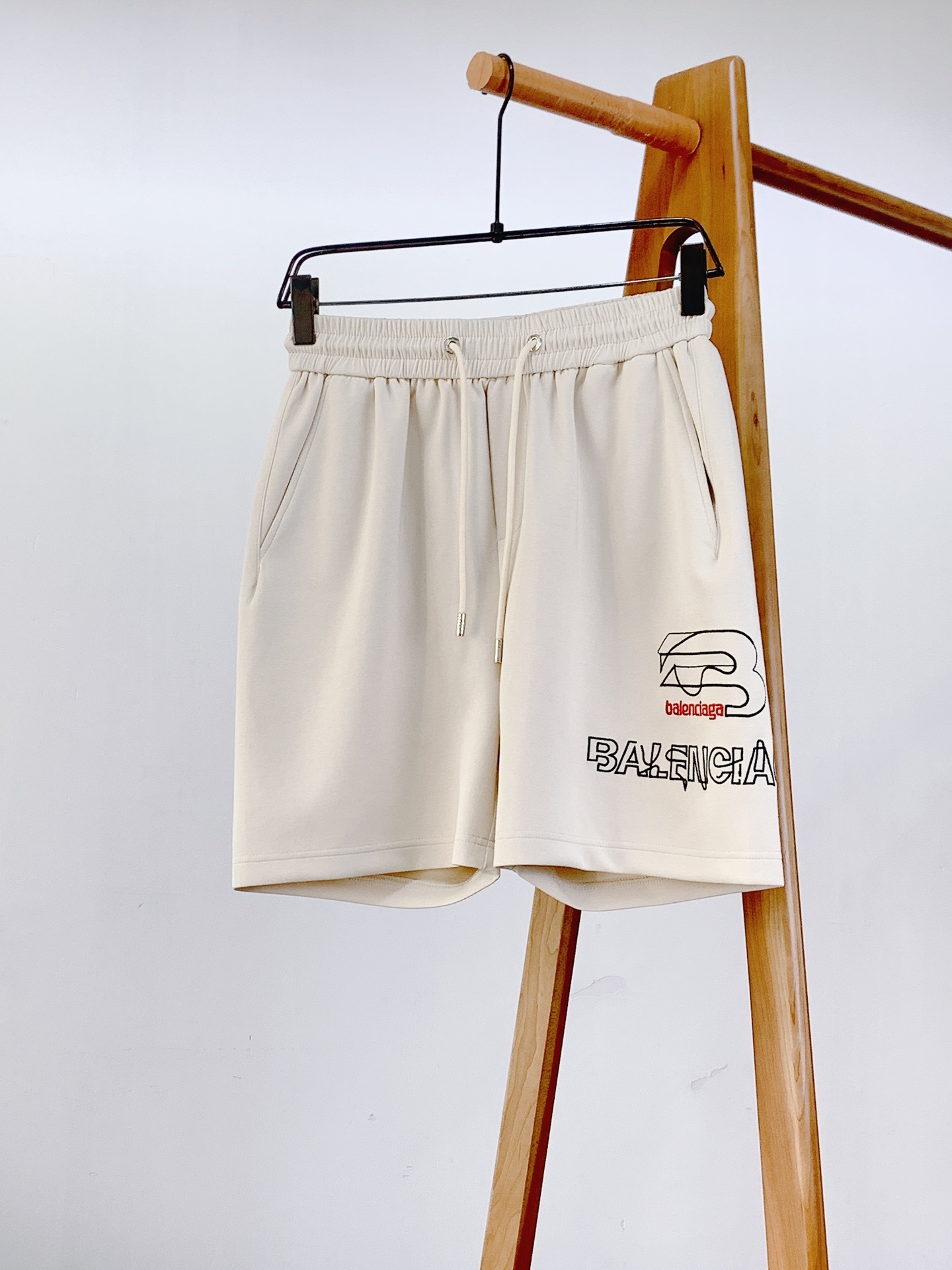 𝐁𝐚𝐥𝐞𝐧𝐜𝐢𝐚𝐠𝐚 巴黎世家 2025SS春夏新品
刺绣抽绳短裤🩳侧边品牌刺绣,线条利落有张力,字