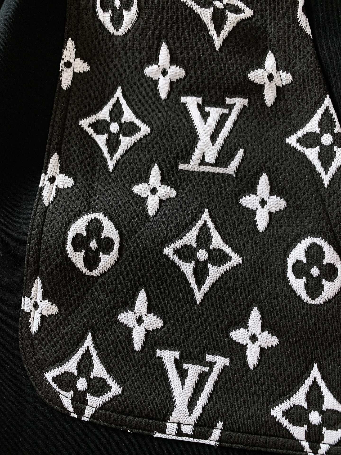 
LouisVuitton 路易威登 2025SS春夏新品 
标志性老花元素，融入短裤设计。抽绳金属端头