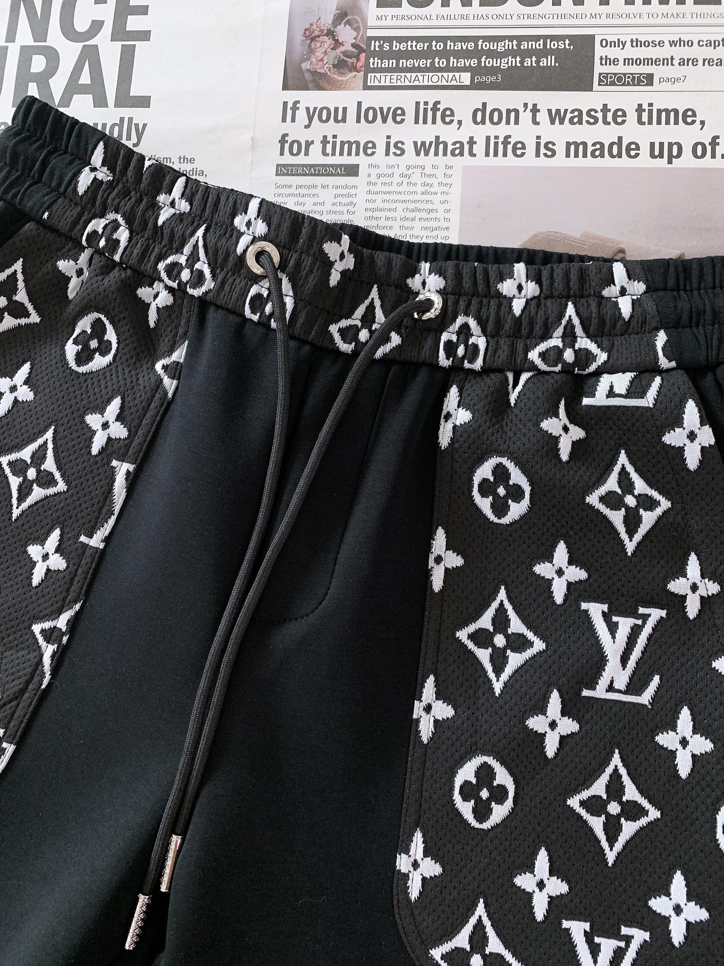 
LouisVuitton 路易威登 2025SS春夏新品 
标志性老花元素，融入短裤设计。抽绳金属端头
