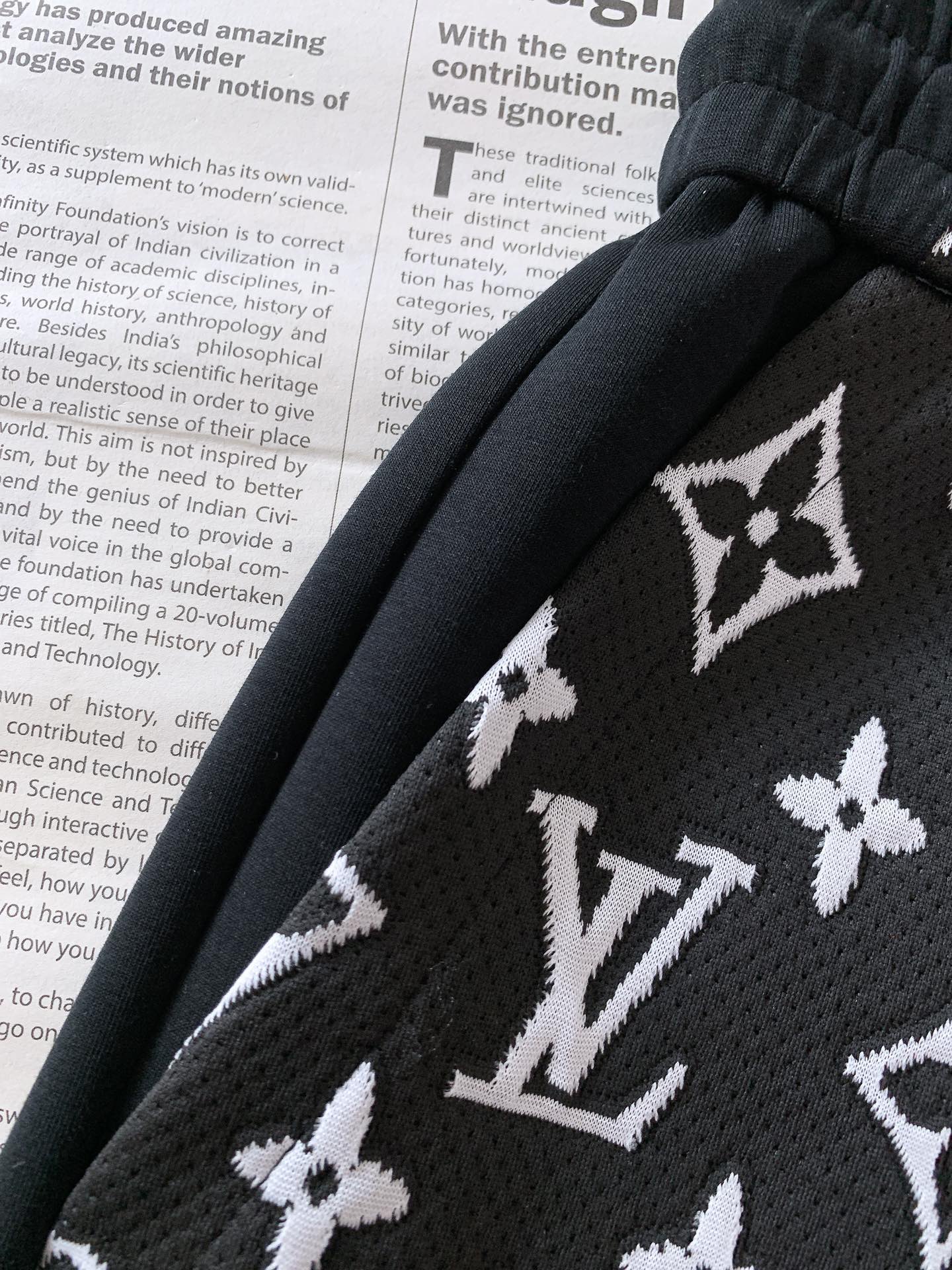
LouisVuitton 路易威登 2025SS春夏新品 
标志性老花元素，融入短裤设计。抽绳金属端头