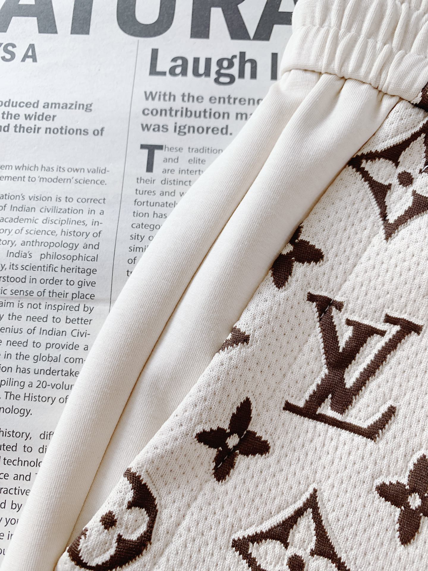 
LouisVuitton 路易威登 2025SS春夏新品 
标志性老花元素，融入短裤设计。抽绳金属端头