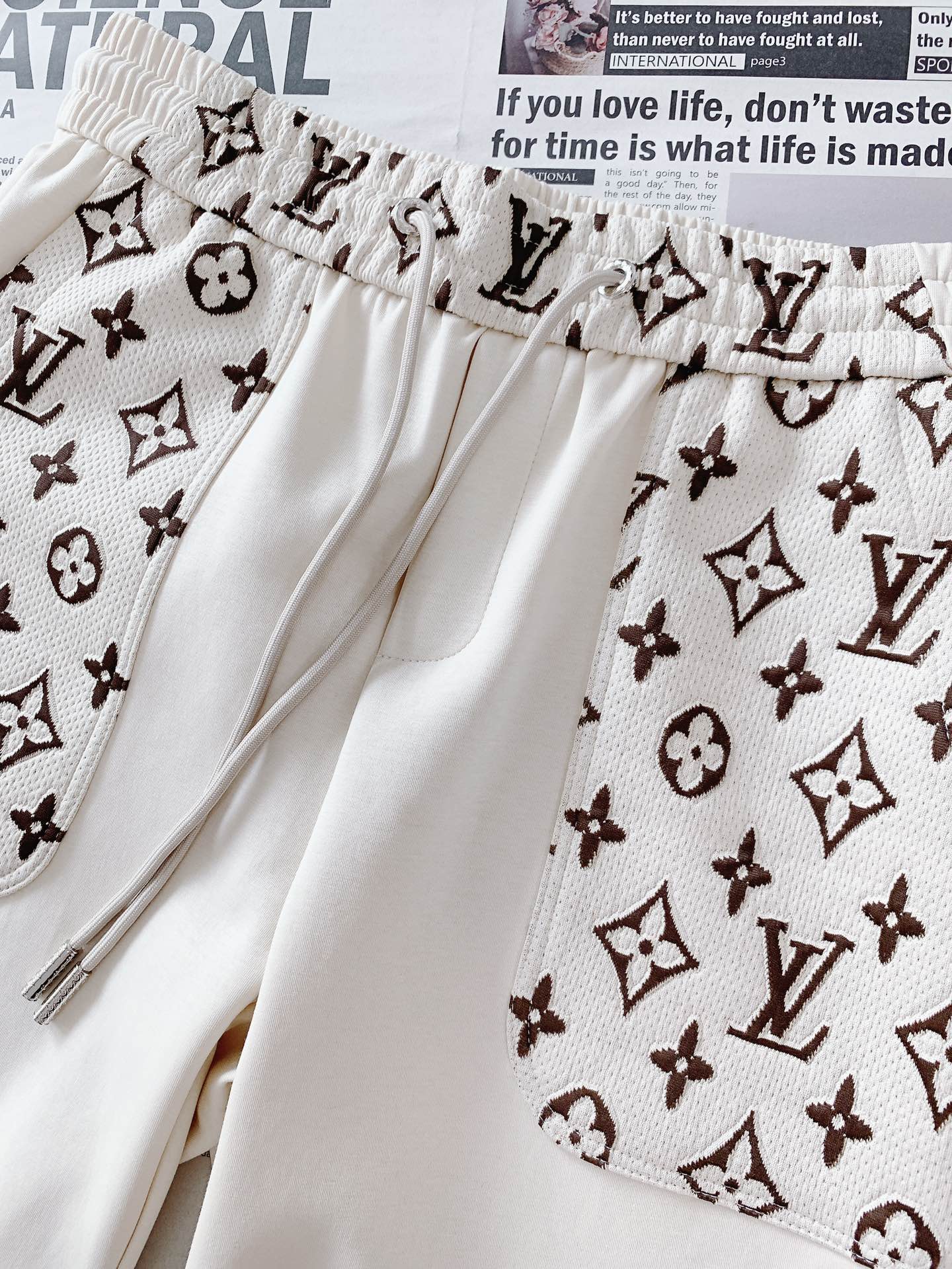 
LouisVuitton 路易威登 2025SS春夏新品 
标志性老花元素，融入短裤设计。抽绳金属端头