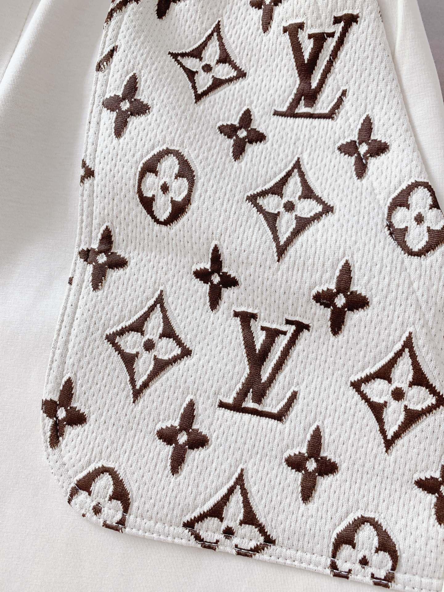 
LouisVuitton 路易威登 2025SS春夏新品 
标志性老花元素，融入短裤设计。抽绳金属端头