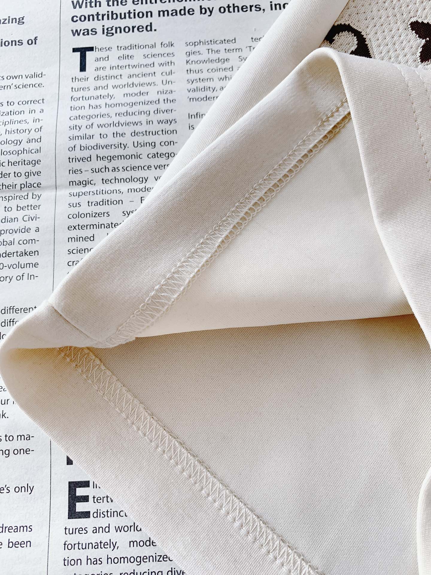 
LouisVuitton 路易威登 2025SS春夏新品 
标志性老花元素，融入短裤设计。抽绳金属端头