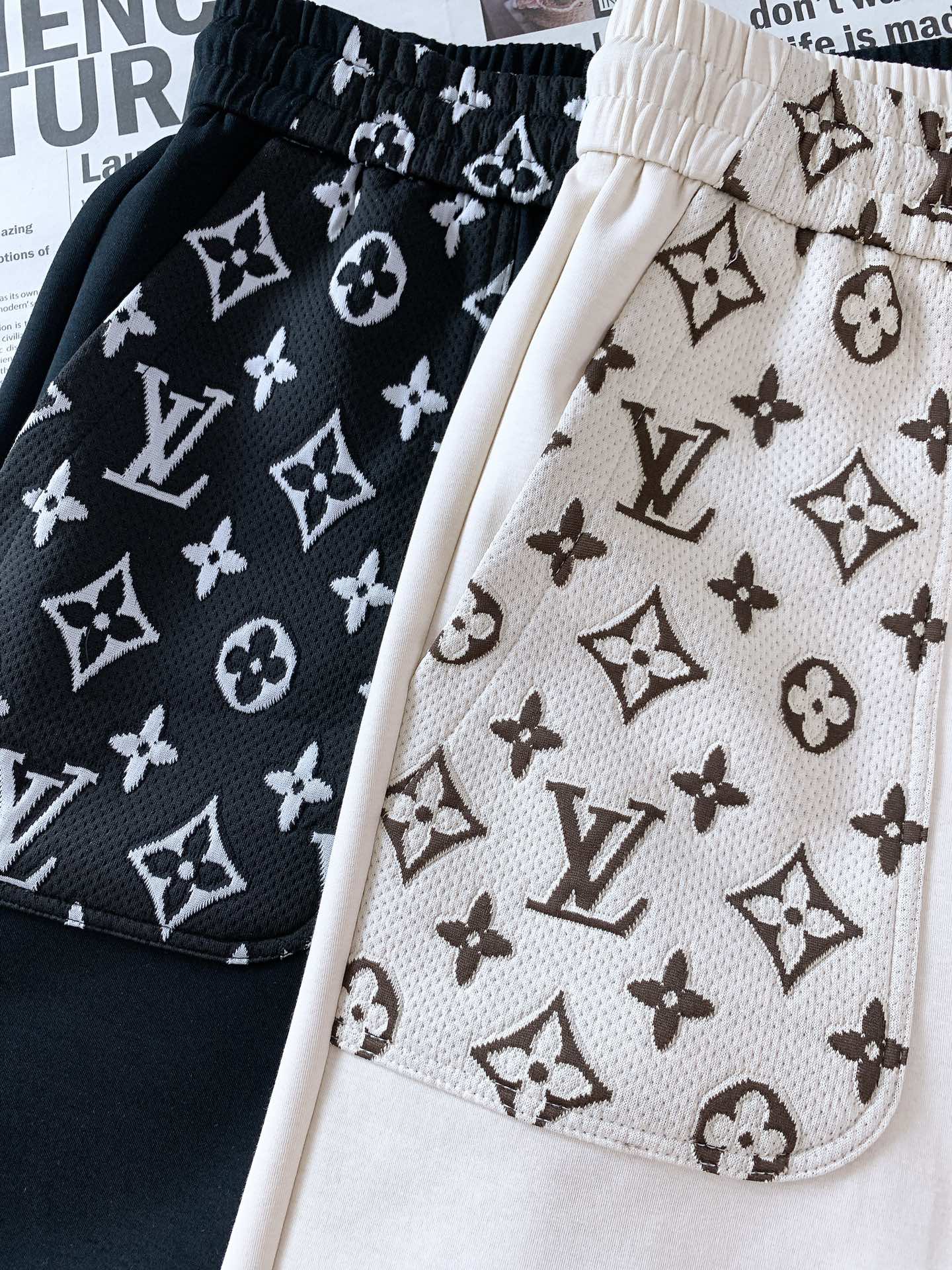 
LouisVuitton 路易威登 2025SS春夏新品 
标志性老花元素，融入短裤设计。抽绳金属端头