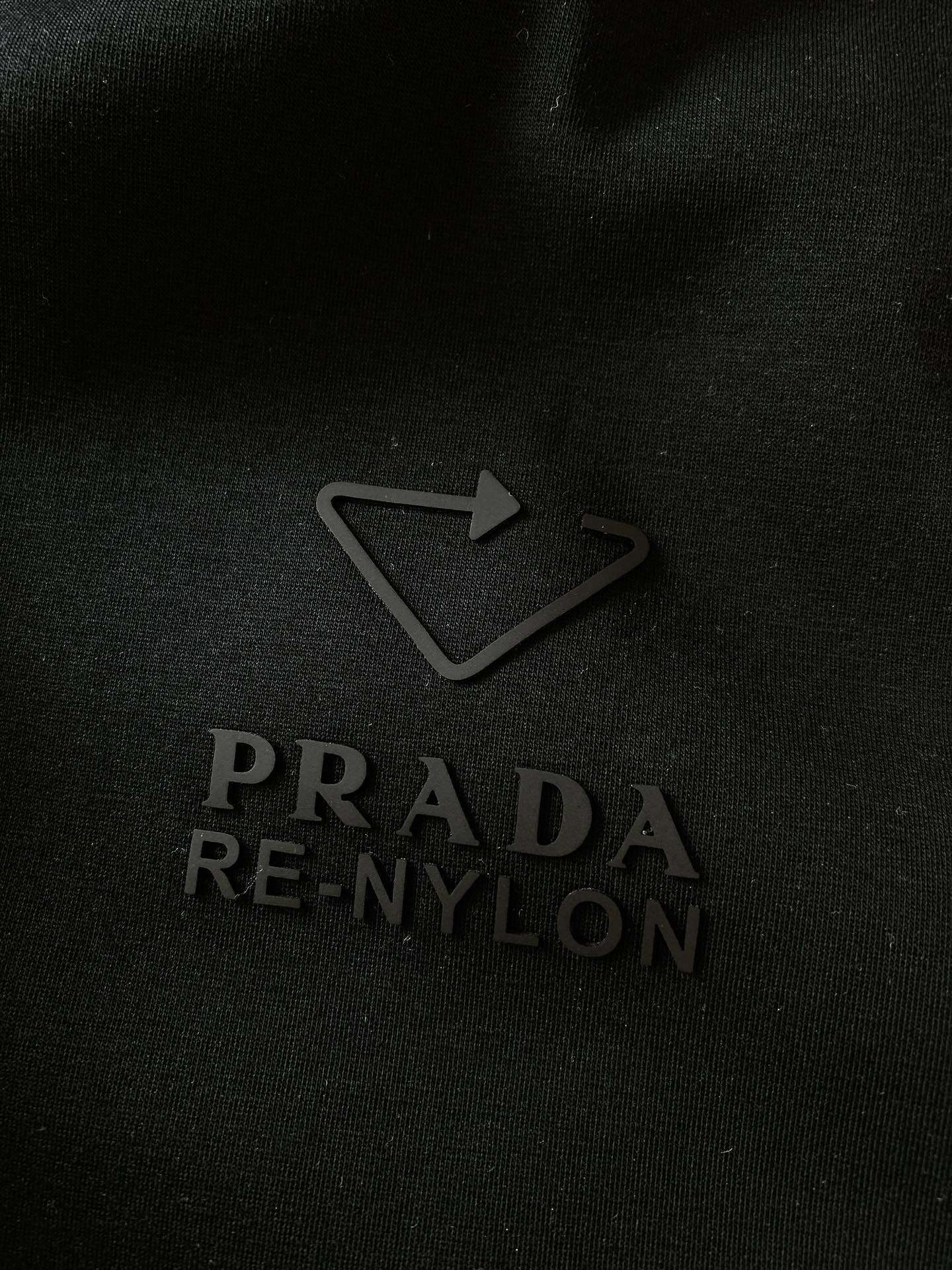 
Prada 普拉达 2025SS春夏新品 
撞色抽绳短裤 
时尚系列，独特设计，
 订纱开始订染和订纺