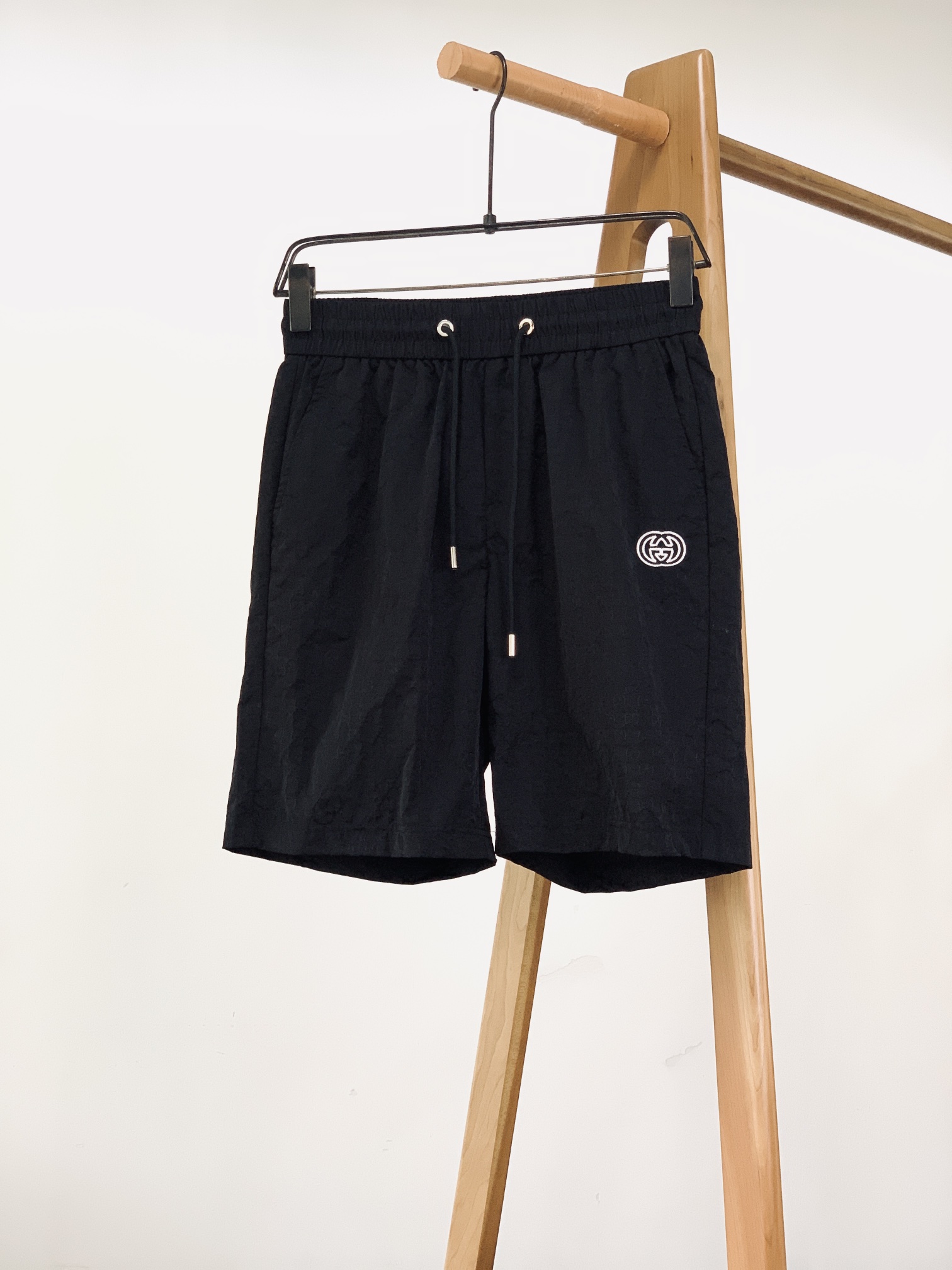 
Gucci 古驰 暗纹提花短裤🩳，双层针织，定制的面料，客供五金辅料～夏季不可缺少的必备单品，在日常穿