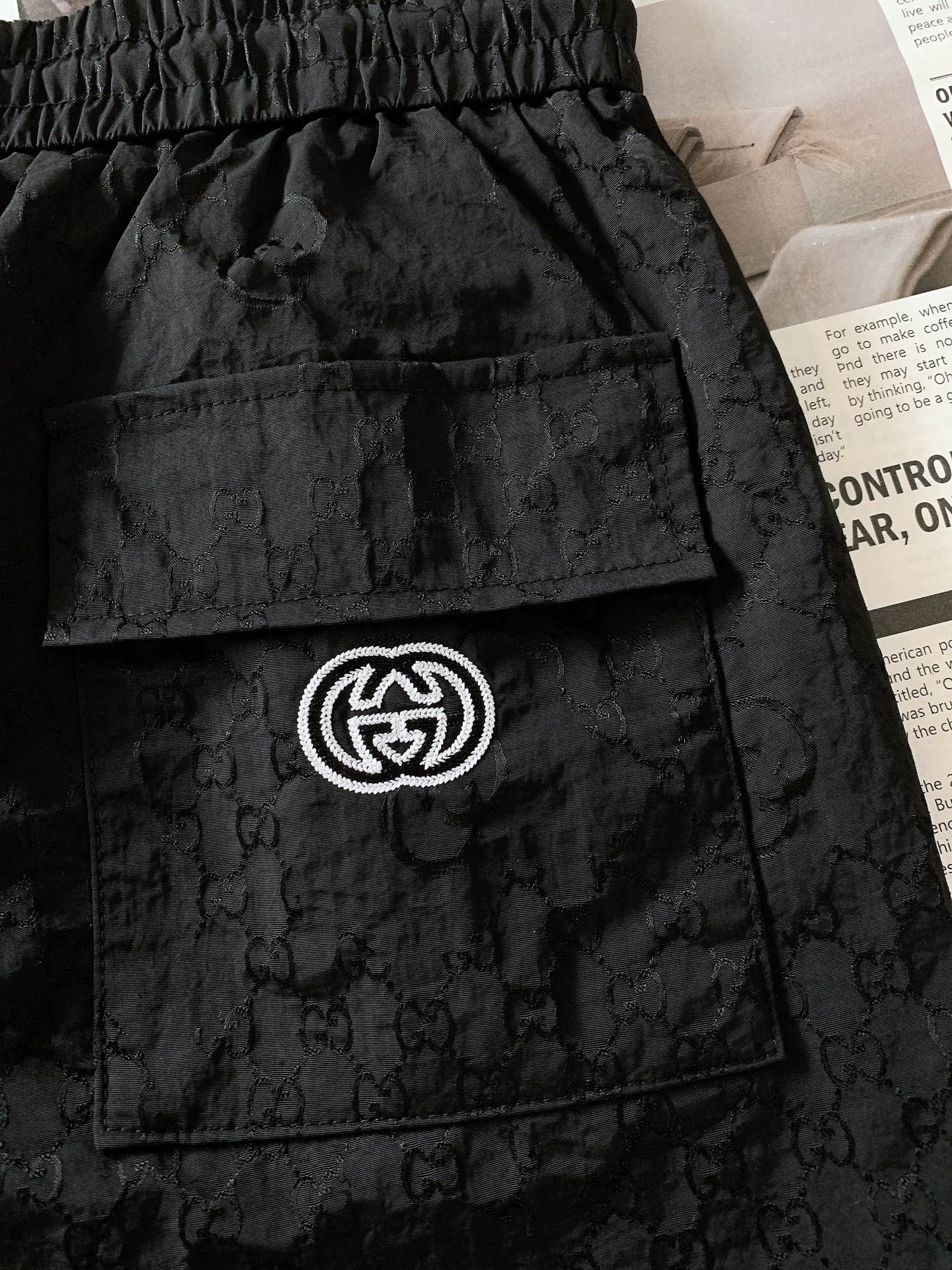 
Gucci 古驰 暗纹提花短裤🩳，双层针织，定制的面料，客供五金辅料～夏季不可缺少的必备单品，在日常穿